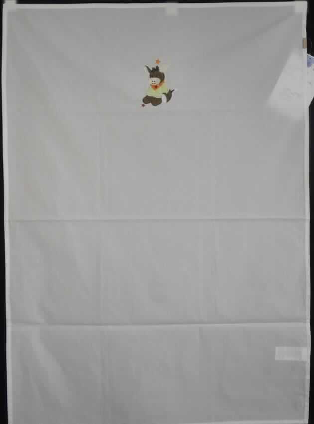 Decke, sog. Decke mit Stickmotiv Esel, Art. Nr. 90264, Foto siehe Anlage,
- rechteckig, laut Antrag in den Abmessungen: 70 cm x 100 cm,
- aus einem ca. 0,3 mm dicken, einfarbigen Gewebe aus laut Antrag 100 % Baumwolle,
- an allen Rändern durch Umschlagen und Festnähen gesäumt (somit konfektioniert),
- mit einer Applikation in Form eines stiliserten Esels und vier aufgestickten "Sternen" verziert,
- ohne Hinweise auf Handarbeit,
- ohne elektrische Heizvorrichtung,
- dient laut Antrag dem UV-Schutz von Kindern.

"Decke, aus Spinnstoffen, ohne elektrische Heizvorrichtung, aus Baumwolle, aus Gewebe, nicht handgearbeitet"
