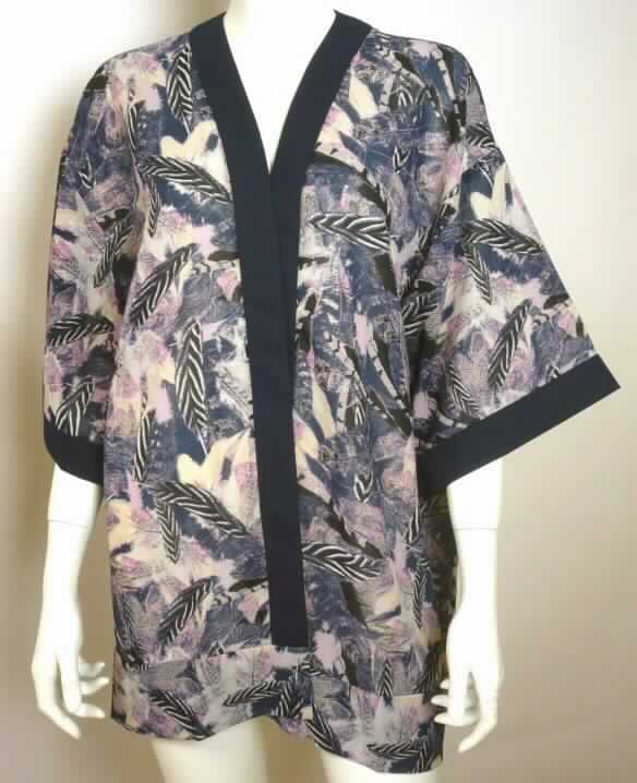 Jacke, sog. Kimonobluse, Art. 2029744.00.70, Größe 36, Foto siehe Anlage,
- aus ca. 0,3 mm dicken, bedruckten Geweben aus laut Antrag 100 % Polyester (synthetische Chemiefasern),
- über den Schritt reichend (Rückenlänge: ca. 81 cm), 
- mit einem V-förmigen Ausschnitt mit einer ca. 4 cm breiten, kontrastfarbenen Randeinfassung ohne 
  Überlappung; ohne Hinweise auf den Trägerkreis (unisex),
- vorn mit einer durchgehenden Öffnung ohne Verschlusssystem, somit keine Bluse,
- mit kurzen, weiten Ärmeln, an den Ärmelenden mit ca. 4 cm breiten, kontrastfarbenen Randeinfassungen,
- am unteren Rand mit einem ca. 8 cm breiten Zuschnitt aus dem o. a. bedruckten Gewebe eingefasst,
- keine Arbeits- und Berufskleidung.

"Jacke, aus Geweben, für Frauen, aus synthetischen Chemiefasern, keine Arbeits- und Berufskleidung."