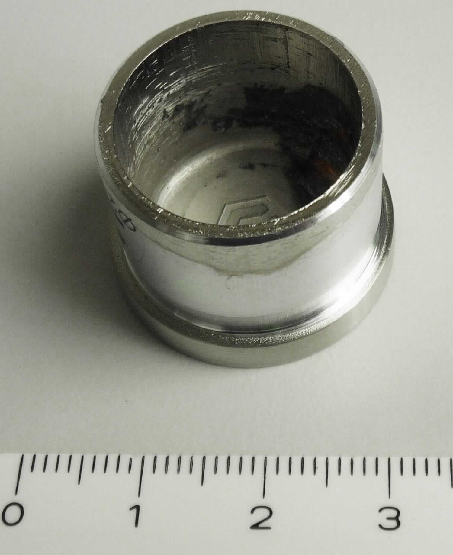 Es handelt sich um zylindrische Hohlzerzeugnisse mit einem geschlossenen Ende aus einer Zinklegierung mit gewichtsmäßig vorherrschendem Zinkgehalt (Zinkdruckguss; Abmessungen ca. 2,5 cm x 1,9 cm x 2,2 cm), deren Außenseite mit einer PVD-Beschichtung aus einem anderen unedlen Metall versehen ist.
Die Erzeugnisse dienen als Endkappen für verschiedene Rohrsysteme (z.B. bei Türgriffen, Handläufen, Hustenschutzgestellen, usw.) und sind einzeln in Pappkartons verpackt.
-Materialangaben lt. Antragsteller-

Abbildung siehe Anlage.

Derartige Waren gehören als "andere (als in den Position 7901 bis 7905 genannte) Waren aus Zink" zum TARIC-Code 7907 000 00.