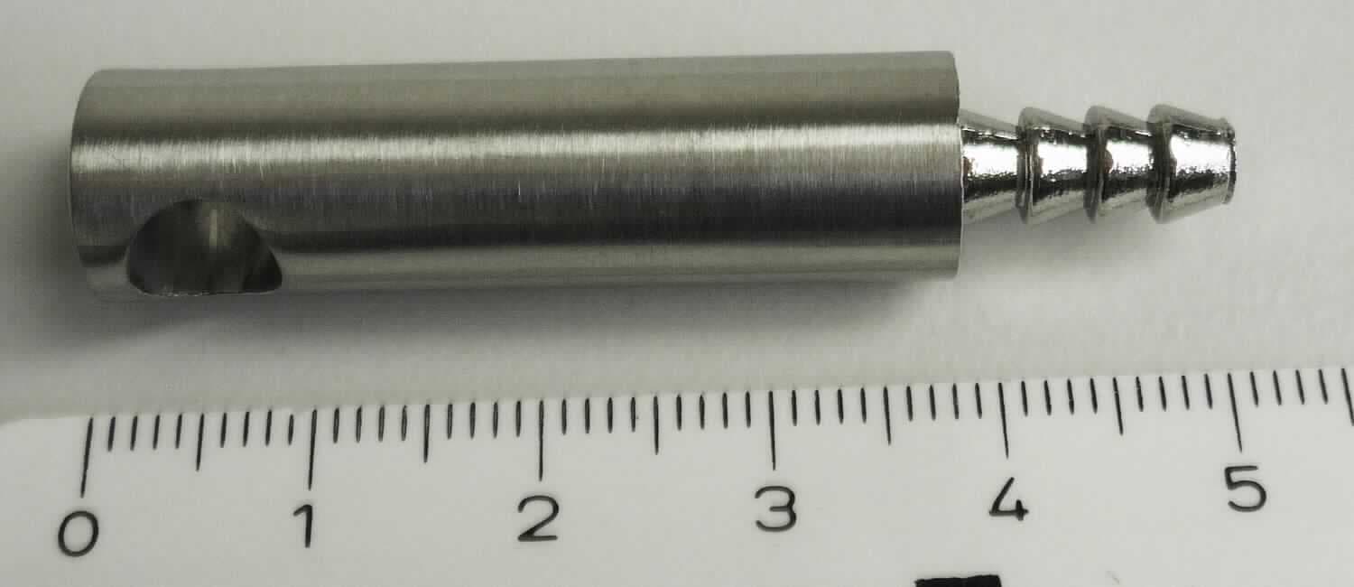 Es handelt sich um massive, zylindrische Erzeugnisse aus einer Zink-Aluminium-Legierung mit gewichtsmäßig vorherrschendem Zinkgehalt (Zinkdruckguss), die an einem Ende eine durchgehende Lochung aufweisen und am anderen Ende mit tannenzapfenartigen Aufwalzungen ohne Steigung versehen sind. Die sog. Endstützen bemessen ca. 5 cm x 1 cm x 1 cm und sind auf der gesamten Oberfläche mit einem dünnen Überzug aus anderem unedlen Metall versehen. Sie sind einzeln in Pappkartons verpackt und dienen der Befestigung von Absturzsicherungen bei Flaschenborden und Campingausrüstung.
-Angaben lt. Antragsteller-

Abbildung siehe Anlage.

Derartige Erzeugnisse gehören als "andere (als in den Positionen 7901 bis 7905 genannte) Waren aus Zink zum TARIC-Code 7907 0000 00.