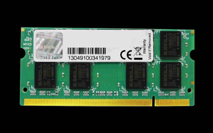 Das Speichermodul der SQ Serie (DDR-667 2 GB SO-Dimm, F2-5300CL5S-2GBSQ) besteht im Wesentlichen aus einer mit sechzehn dynamischen Schreib-Lesespeichern mit wahlfreiem Zugriff, einem elektrisch löschbaren Speicher und passiven diskreten Bauelementen bestückten gedruckten Schaltung mit vergoldeter 200-Pin Kontaktleiste. 
Das Modul ist zur Verwendung als Speichererweiterung nach Einbau in eine digitale Verarbeitungseinheit automatischer Datenverarbeitungsmaschinen bestimmt.
Die Ware wird als "Teil, erkennbar hauptsächlich für Maschinen der Position 8471 bestimmt, zusammengesetzte elektronische Schaltung (Baugruppe)" eingereiht.


Anlage: 1 Abbildung