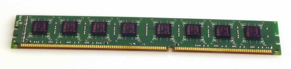 Das Speichermodul (DDR3-1333, F310600CL9D-4GBNT), besteht im Wesentlichen aus einer mit sechzehn dynamischen Schreib-Lesespeichern mit wahlfreiem Zugriff, einem elektrisch löschbaren Speicher und passiven diskreten Bauelementen bestückten gedruckten Schaltung mit vergoldeter 240-Pin Kontaktleiste. 
Das Modul ist zur Verwendung als Speichererweiterung nach Einbau in eine digitale Verarbeitungseinheit automatischer Datenverarbeitungsmaschinen bestimmt.
Die Ware wird als "Teil, erkennbar hauptsächlich für Maschinen der Position 8471 bestimmt, zusammengesetzte elektronische Schaltung (Baugruppe)" eingereiht.


Anlage: 1 Abbildung
