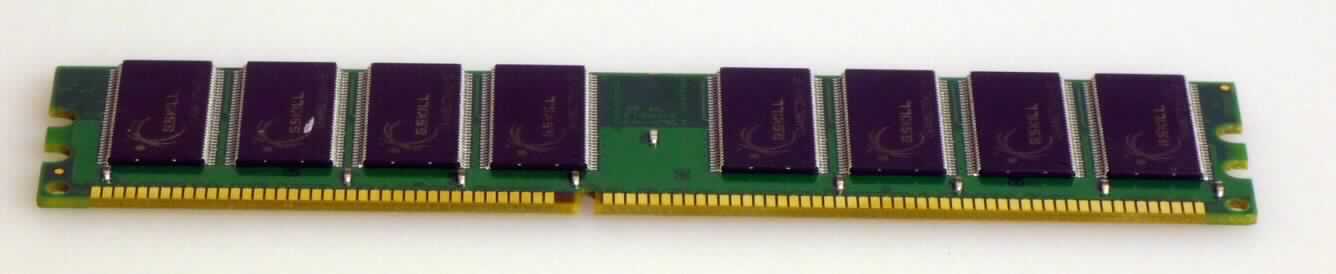 Das Speichermodul (DDR-SDRAM400 1GB, F1-3200PHU1-1GBNY), besteht im Wesentlichen aus einer mit sechzehn dynamischen Schreib-Lesespeichern mit wahlfreiem Zugriff, einem elektrisch löschbaren Speicher und passiven diskreten Bauelementen bestückten gedruckten Schaltung mit 184-Pin Kontaktleiste. 
Das Modul ist zur Verwendung als Speichererweiterung nach Einbau in eine digitale Verarbeitungseinheit automatischer Datenverarbeitungsmaschinen bestimmt.
Die Ware wird als "Teil, erkennbar hauptsächlich für Maschinen der Position 8471 bestimmt, zusammengesetzte elektronische Schaltung (Baugruppe)" eingereiht.


Anlage: 1 Abbildung