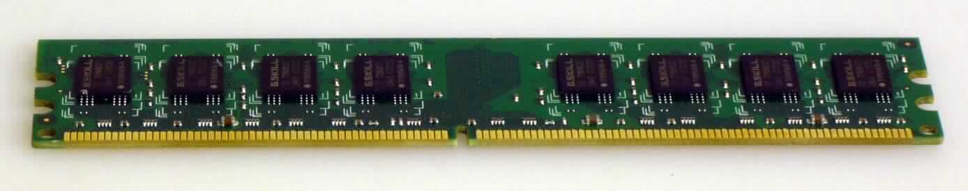 Das Speichermodul (DDR2-800 2 GB DIMM, F2-6400CL5S-2GBNY), besteht im Wesentlichen aus einer mit sechzehn dynamischen Schreib-Lesespeichern mit wahlfreiem Zugriff, einem elektrisch löschbaren Speicher und passiven diskreten Bauelementen bestückten gedruckten Schaltung mit vergoldeter 240-Pin Kontaktleiste. 
Das Modul ist zur Verwendung als Speichererweiterung nach Einbau in eine digitale Verarbeitungseinheit automatischer Datenverarbeitungsmaschinen bestimmt.
Die Ware wird als "Teil, erkennbar hauptsächlich für Maschinen der Position 8471 bestimmt, zusammengesetzte elektronische Schaltung (Baugruppe)" eingereiht.


Anlage: 1 Abbildung