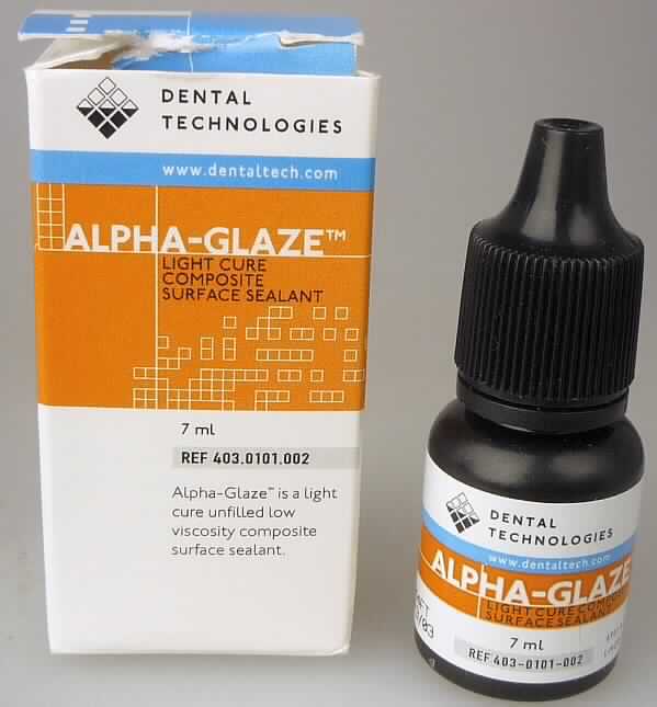 Zahnfüllstoff

Bei der Ware handelt es sich um eine klare Flüssigkeit, die sich in einer Kunststoffflasche mit Dosierkopf und Schraubverschluss befindet (Inhalt 7 ml). Die beschriftete Flasche ist in einem bedruckten Faltkarton mit englischer Beschriftung für den Einzelverkauf aufgemacht.
Nach den Angaben in der Gebrauchsinformation wird die Ware als lichthärtender, Fluorid-haltiger Komposit-Oberflächenversiegler im Dentalbereich zur Füllung von Fissuren und zur Oberflächenhärtung verwendet.

Die Ware zolltariflich ist den anderen Zahnfüllstoffen der KN-Unterposition 3006 4000 an die Seite zu stellen.