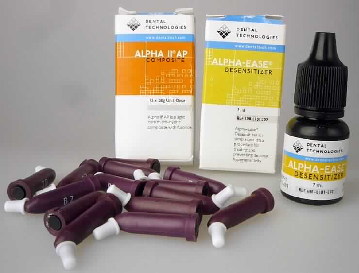 Zahnfüllstoff

Bei der Ware handelt es sich um eine fluorhaltige Zubereitung auf der Grundlage von Kunstharz. Die flüssige Zubereitung liegt in einer Kunststoffflasche mit Dosierkopf und Schraubverschluss vor (Inhalt 7 ml), die sich in einem bedruckten Faltkarton mit englischer Beschriftung befindet. Die Zubereitung wird als Desensitizer zur Behandlung und Verhütung von hypersensiblem Dentin durch Füllung der feinen Dentinkanälchen verwendet. Die Zubereitung enthält adhäsives Dentin-Bonding. 

Im Rahmen des schichtweisen Aufbaus von Inlays, Kronen usw. ist die Zubereitung den Zahnfüllstoffen aufgrund ihrer Eigenschaften (Mikroversiegelung von Dentin-Kanülen)der KN-Unterposition 3006 4000 an die Seite zu stellen.