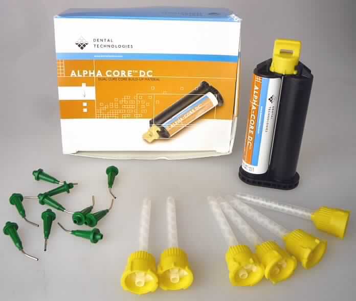 Zahnfüllstoff

Bei der Ware handelt es sich um eine chemisch-härtende Zubereitung auf der Grundlage von Kunstharz, die sich in einer Dosiereinheit befindet (Doppelkammer-Patrone mit 50 g Inhalt). Die beschriftete Dosiereinheit ist zusammen mit jeweils 10 Mischspitzen und 10 Applikatonsspitzen in einem bedruckten Faltkarton mit englischer Beschriftung für den Einzelverkauf aufgemacht und wird in unterschiedlichen Farbtönen gehandelt. Die Doppelkammer-Patrone enthält 2 Komponenten, die durch Mischen den Füllstoff ergeben.
Nach den Angaben in der Gebrauchsinformation wird die Ware als chemisch härtendes Komposit im Dentalbereich zum Stumpfaufbau von Zähnen sowie zur Zementierung und Befestigung von Wurzelstiften verwendet. 

Es liegt eine Warenzusammenstellung i. S. der Anmerkung 3 zu Abschnitt VI des Zolltarifs vor, in der die beiden Komponenten durch Mischen einen Zahnfüllstoff der KN-Unterposition 3006 4000 ergeben.
Die Ware ist folglich als Zahnfüllstoff in die KN-Unterposition 3006 4000 einzureihen.