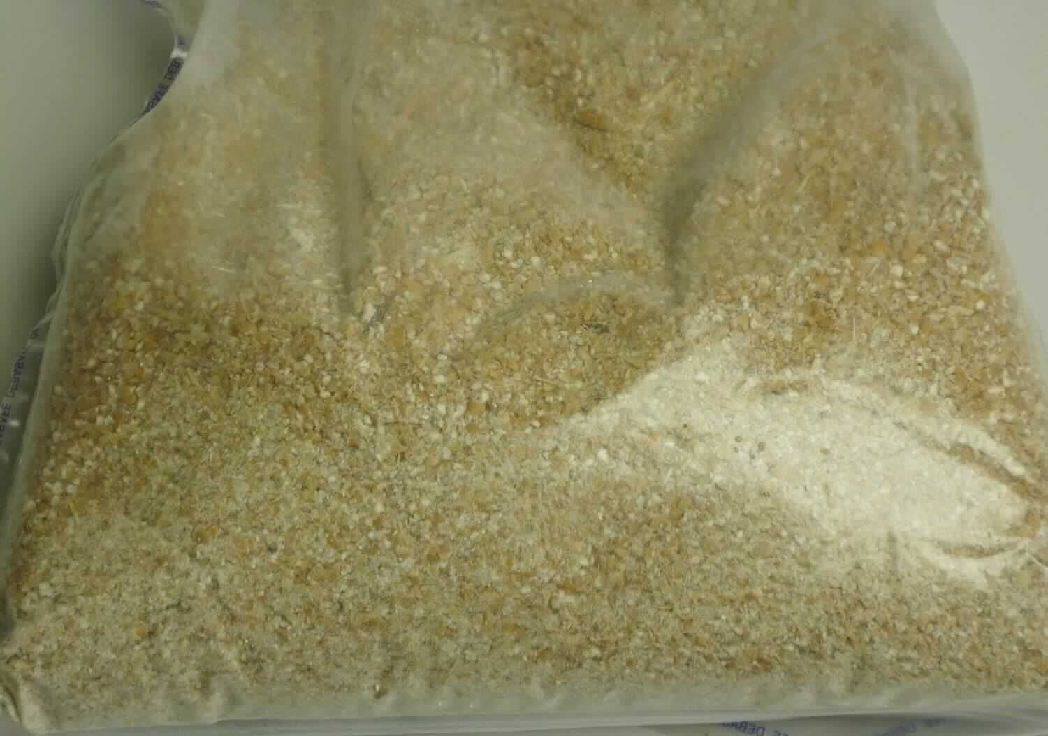 Geschrotete Weizenkörner.

Antragsangaben (als zutreffend unterstellt): Bio-Weizen, geschrotet; abgefüllt in Big-Bags; Verwendung: zur Weiterverarbeitung in Bio-Mischfutter.

Beschaffenheit des vorgelegten Warenmusters: geschrotete Weizenkörner, daneben einige ganze Weizenkörner und wenig mehlfeine Teilchen. 

Nach der Beschaffenheit des Warenmusters beträgt der Stärkegehalt i. d. Trockenmasse mehr als 45 GHT, der  Aschegehalt i. d. Trockenmasse 2,5 GHT oder weniger und der Siebdurchgang (1,25 mm Maschenweite) weniger als 95 GHT.

Getreidekörner, anders bearbeitet, von anderem Getreide, andere, nur geschrotet, von Weizen.