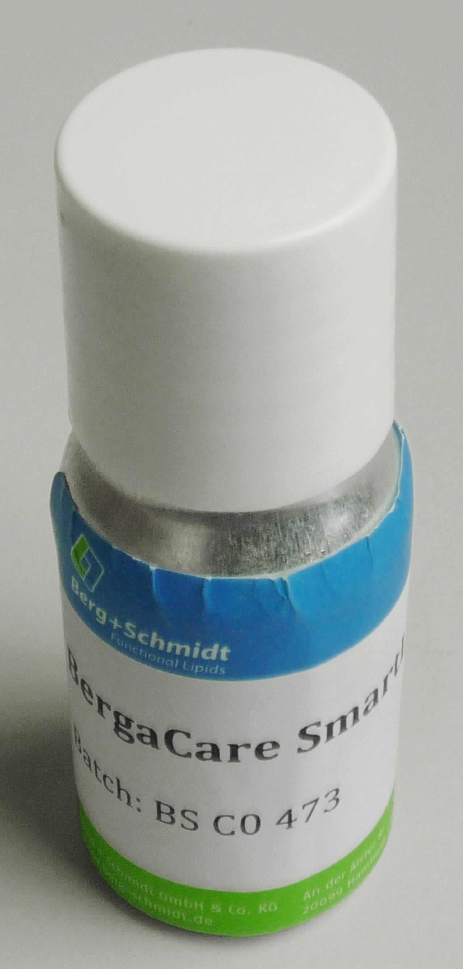 Angaben:
BergaCare SmartLipids Retinol, zur Verwendung in der Kosmetik.

Feststellungen:
Hellgelbe bis weiße, trübe Flüssigkeit mit süßlichem Geruch.

Befund:
Chemische Erzeugnisse und Zubereitungen der chemischen Industrie oder verwandter Industrien (einschließlich Mischungen von Naturprodukten), anderweit weder genannt noch inbegriffen; chemische Erzeugnisse oder Zubereitungen, überwiegend aus organischen Verbindungen bestehend, anderweit weder genannt noch inbegriffen; in flüssiger Form bei 20 °C; andere.