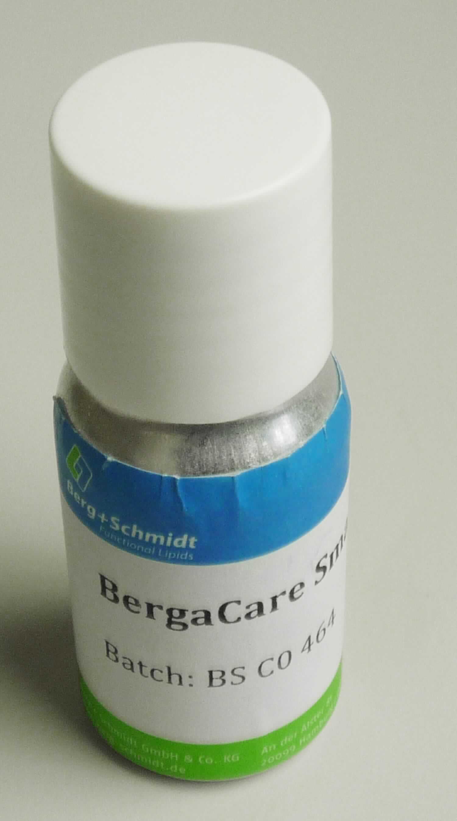Angaben:
BergaCare SmartLipids Q10, zur Verwendung in der Kosmetik.

Feststellungen:
Gelbe, trübe Flüssigkeit.

Befund:
Chemische Erzeugnisse und Zubereitungen der chemischen Industrie oder verwandter Industrien (einschließlich Mischungen von Naturprodukten), anderweit weder genannt noch inbegriffen; chemische Erzeugnisse oder Zubereitungen, überwiegend aus organischen Verbindungen bestehend, anderweit weder genannt noch inbegriffen; in flüssiger Form bei 20 °C; andere.
