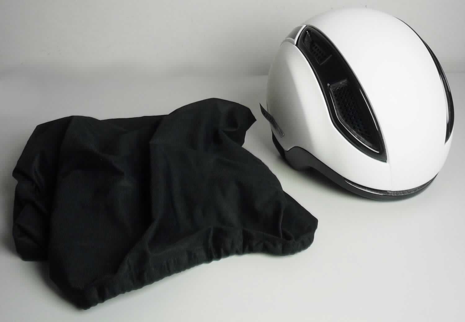 Sicherheitskopfbedeckungen, Helme für Fahrradfahrer (E-Bike), Abbildung siehe Anlage, 
- gemeinsam mit einem einfachen Beutel aus Spinnstoffen für den Einzelverkauf aufgemacht (der Beutel ist in
  die Verpackung eingelegt); der Beutel ist geringwertig und im Hinblick auf die Verwendung als unbedeutend
  zu betrachten, er ändert das Wesen der Hauptware nicht und ist deshalb wie diese einzureihen,
- aus Kunststoff (lt. Antrag Zweikomponentenschale), 
- innen mit geschäumtem Kunststoff ausgekleidet und mit einer herausnehmbaren Spinnstoffeinlage gepolstert, 
- mit einem Kinnriemen aus Spinnstoffen und Schnallen aus unedlem Metall und Kunststoff, 
- mit Lüftungsschlitzen, größtenteils mit gelochtem Aluminiumblech versehen, 
- in den Größen S - XL (lt. Antrag), 
- zur Verwendung als Schutzhelm beim Fahrradfahren (lt. Antrag für E-Bikes bis 45 km/h),  
- in einer zur Verpackung dieser Waren üblichen Kunststofftüte mit einem bedruckten Pappdisplay und einer 
  Gebrauchsanweisung verpackt (lt. Antrag).

"Sicherheitskopfbedeckungen (Fahrradhelme), aus Kunststoff"
