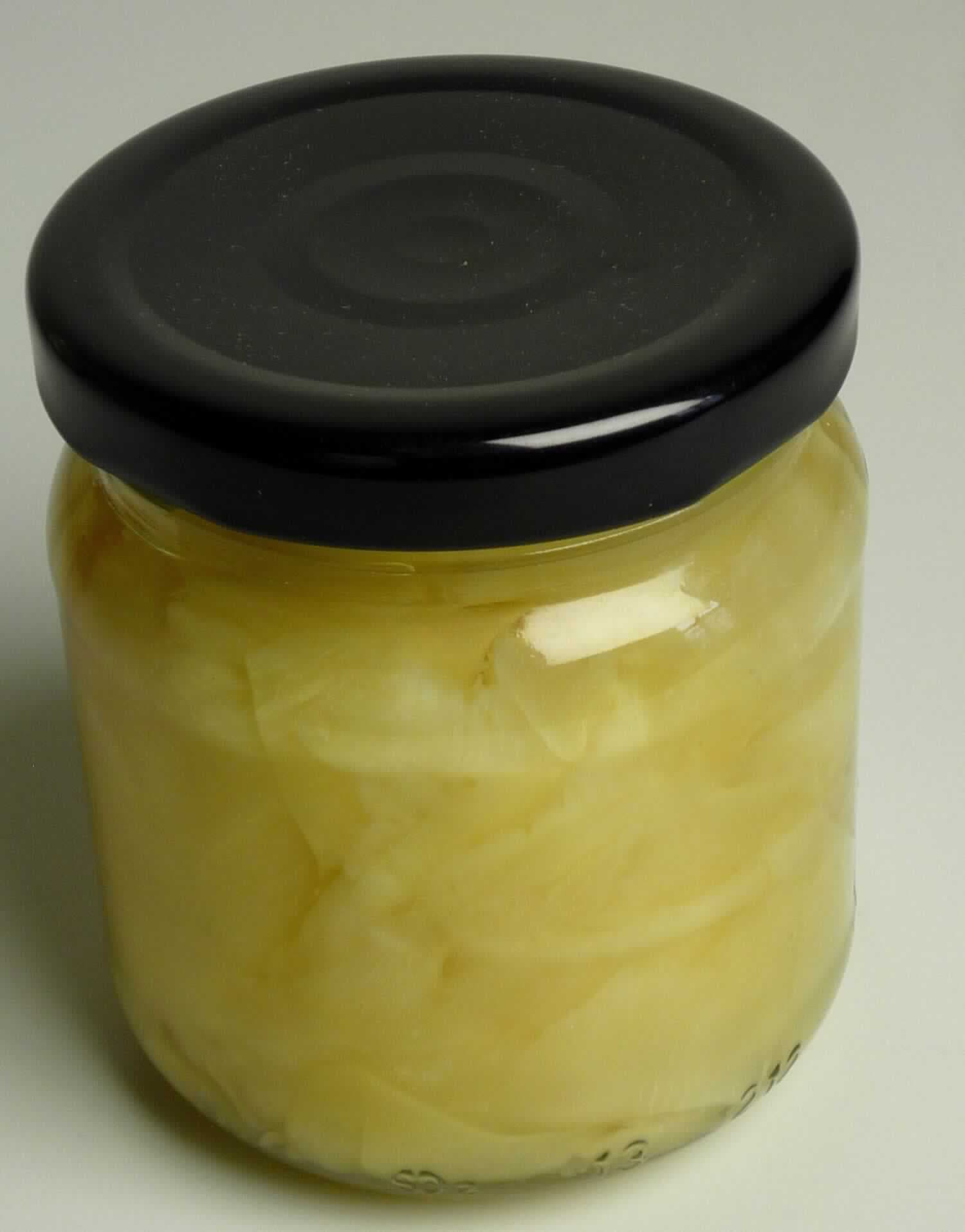Ingwer, mit Essig zubereitet.

Antragsangaben (als zutreffend unterstellt): Ingwer, weiß. Verpackung in verschiedenen Größen. Es wurden vertrauliche Angaben gemacht.

Beschaffenheit des vorgelegten Warenmusters: gelblich-beigefarbene, unregelmäßig gehobelte Ingwerscheiben, in einer annährend farblosen, klaren Aufgussflüssigkeit, arttypisch nach Ingwer, schwach süß, leicht sauer und scharf schmeckend. Aufmachung: in einem 212 ml-Konservenglas mit Schraubdeckel und einem Nettoinhalt von 190 g.

Gehalt an freier flüchtiger Säure i. S. der ZAnm 1 zu Kap 20 (gemäß Angabe): 0,5 GHT oder mehr.

Gemüse, Früchte, Nüsse und andere genießbare Pflanzenteile, mit Essig oder Essigsäure zubereitet oder haltbar gemacht, andere als Gurken und Cornichons, andere als in den Unterposition 2001 9010 bis 2001 9092 der Kombinierten Nomenklatur genannt, andere, mit Zusatz von Zucker.