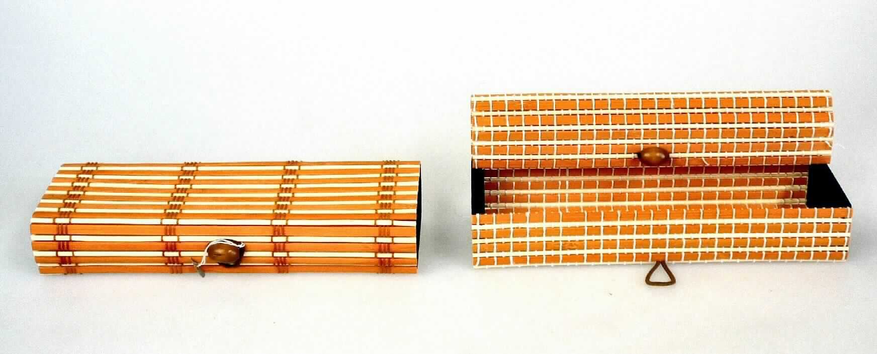 Nach den Angaben der Antragstellerin und der vorgelegten Warenprobe handelt es sich um ein Etui (B 18,5 x T 6 x H 3,4 cm) aus naturfarbenen und orange gefärbten Bambusstäbchen (charakterverleihend; Flechtstoff im Sinne der Anmerkung 1 zu Kapitel 46).

Die Bambusstäbchen sind parallel aneinander gefügt und durch Bindfäden miteinander verbunden (Ware der Position 4601). Die dadurch entstandene Matte (19,5 x 18,5 cm) bildet die Ober-, Unter-, Vor- und Rückseite der Ware. Die Seitenwände bestehen aus Holz und sind an drei Seiten mit der Bambusmatte verklebt. Die oben aufklappbare Box ist an der Vorderseite mit einem Verschluss aus einer Gummischlaufe und einer Holzperle versehen.

Die Ware wird in zwei Variationen (weiße oder orangefarbene Bindfäden) angeboten und ist nach den ergänzenden Angaben nicht in Handarbeit hergestellt.

Zolltarifrechtlich handelt es sich um "eine andere Ware, unmittelbar aus Waren der Position 4601 hergestellt, aus pflanzlichen Stoffen, aus Bambus, nicht handgearbeitet".