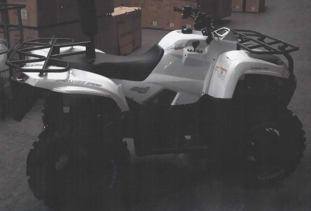 Zugmaschine mit Seilwinde, sog. "SMC J-Max 700 4x4, Fahrgestell-Nr.: RFRSMMAXY...", Foto siehe Anlage,
- in Form eines offenen, einsitzigen, vierradgetriebenen Geländefahrzeugs (Quad bzw. All Terrain Vehicle - ATV), 
- laut Antrag mit:
-- einem Eigengewicht von 336 kg,
-- einer Motorleistung von 36 kW,
-- einer Lenkvorrichtung (Ackermann-Prinzip) in Form eines Motorradlenkers, mit montierten Kontrolleinrichtungen,
-- einem Bremssystem an allen Rädern,
-- einem Automatikgetriebe und einem Rückwärtsgang,
-- einem speziellen Motor für schwer zugängliches Gelände mit ausreichender Zugkraft bei niedriger Drehzahl,
-- Wellen zur Kraftübertragung auf die Räder (Kardanantrieb), 
-- stark profilierten Reifen,
-- einer Ankupplungsvorrichtung (Zugöse), mit der das Fahrzeug mindestens das Zweifache seines Eigengewichts 
    ziehen kann,
-- einer Anhängelast (nicht gebremst) von 700 kg, dies entspricht mindestens dem Zweifachen des Eigengewichtes, 
- aufgrund der Herstellerkonzeption und der technischen Merkmale im Wesentlichen zum Ziehen oder Schieben
  anderer Fahrzeuge, Geräte oder Lasten gebaut,
- mit einer fest verbauten elektrischen Seilwinde im Fahrzeug; insbesondere deshalb mit speziellen Ausstattungs-
  merkmalen für die land- und forstwirtschaftliche Nutzung versehen.  

"Zugmaschine (Quad), andere als von den Unterpositionen 8701 1000 bis 8701 3000 erfasste, mit einer Motor-
leistung von mehr als 18 kW bis 37 kW, Ackerschlepper und Forstschlepper, auf Rädern"