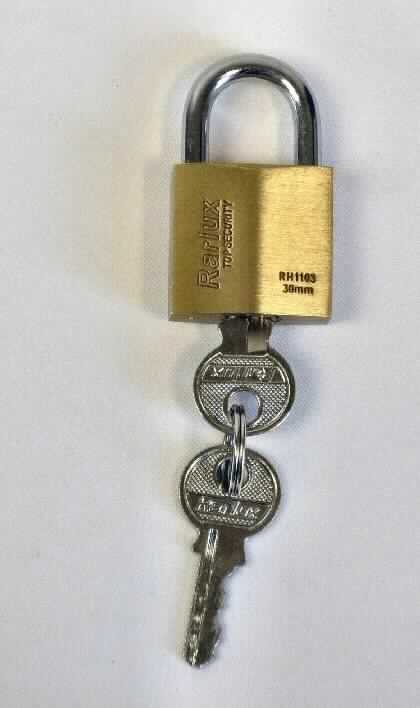 Es handelt sich um ein lt. Antragsteller vollständig aus unedlen Metallen gefertigtes Vorhängeschloss mit einer mit Schlüssel zu betätigenden Schließmechanik und einem aufklappbaren Bügel. Am Bügel sind zwei Schlüssel mit einem Schlüsselring befestigt.
Die Erzeugnisse dienen zum Verschließen und Sichern verschiedener Gegenstände.

Abbildung siehe Anlage.

Derartige Erzeugnisse gehören als "Vorhängeschlösser (zum Schließen mit Schlüssel) aus unedlen Metallen" zur Codenummer 8301 1000 00 0 des Zolltarifs.