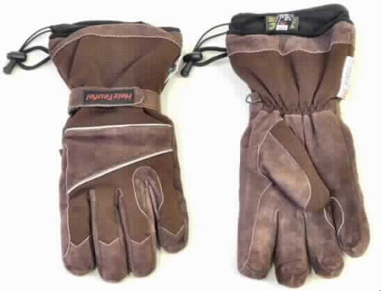Spezialsporthandschuhe, sog. Handschuhe "Rider", Foto siehe Anlage,
- als Fünffingerhandschuhe gearbeitet,
- an der Innenhand, den Innenseiten der Finger sowie des Daumens, den Fingerkuppen,
  den Fingerzwischenräumen und mit einem Streifen auf dem Handrücken aus Leder,
- an den restlichen Flächen und an der Stulpe aus Gewirken aus Spinnstoffen,
- das Leder ist nach dem Umfang und insbesondere in Bezug auf die Verwendung 
  als Reithandschuhe charakterbestimmend,
- mit aufgenähten Verstärkungen aus Leder zwischen Daumen und Zeigefinger sowie
  Ringfinger und kleinem Finger über die die Zügel geführt werden,
- am Handrücken und an den Fingeraußenseiten mit eingearbeiteten elektrischen 
  Heizwiderständen,
- mit einer eingearbeiteten Membrane,
- mit einem Innenfutter aus gerauten Gewirken,
- in Höhe des Handgelenks mit einem eingenähten, elastischen Band und einem Riemen
  mit Klettverschluss als Verengungsmöglichkeiten,
- mit einem elastischen Tunnelzug am äußeren Rand der Stulpe,
- an der Innenseite der Stulpe mit einer kleinen Tasche mit Klettverschluss, die mit einem
  Anschlusskabel mit Stecker für einen Akku ausgestattet ist,
- die Verstärkungen aus Leder kennzeichnen die Handschuhe als Reithandschuhe und 
  damit als Spezialsporthandschuhe, da die Zügel beim Reiten über die Verstärkungen 
  geführt werden.

"Spezialsporthandschuhe aus Leder (charakterbestimmend) und aus Gewirken aus Spinnstoff"