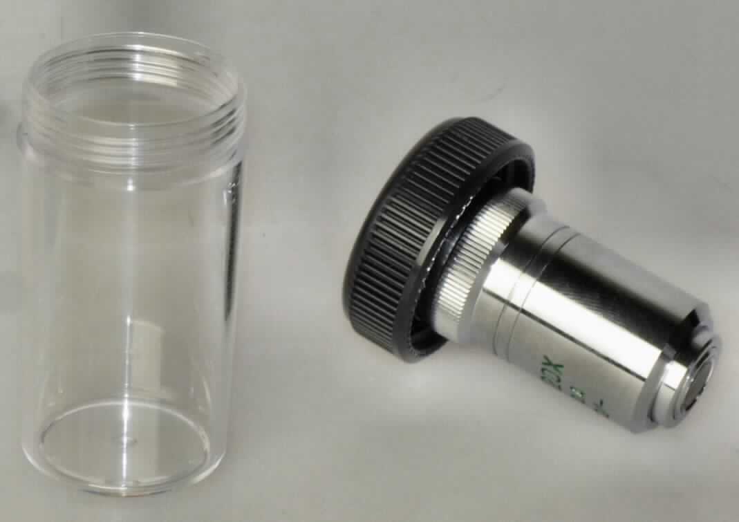 Objektiv, im Wesentlichen bestehend aus zwei Linsen aus optisch bearbeitetem Glas in einem annähernd zylindrischen Gehäuse aus unedlem Metall (Durchmesser ca. 25 mm, Länge ca. 45 mm) mit einem Außengewinde an der dem zu betrachtenden Objekt abgewandten Seite (äußere Form: siehe Abbildung in der Anlage).  

Das fokussierbare Objektiv liefert eine bis zu 20 fache Vergrößerung und wird in ein Instrument zur optischen Vermessung von Eindrücken in Oberflächen eingebaut.

Das Erzeugnis ist über das Außengewinde mit einem schwarzen Kunststoffdeckel verschraubt und dergestalt zu Transportzwecken auf eine klarsichtige Kunststoffdose geschraubt.

Die Ware wird als "gefasstes optisches Element für Instrumente, Apparate und Geräte, aus optisch bearbeitetem Glas, Objektiv, nicht für Kameras, Projektoren oder kinematografische Vergrößerungs- oder Verkleinerungsapparate bestimmt"" eingereiht.