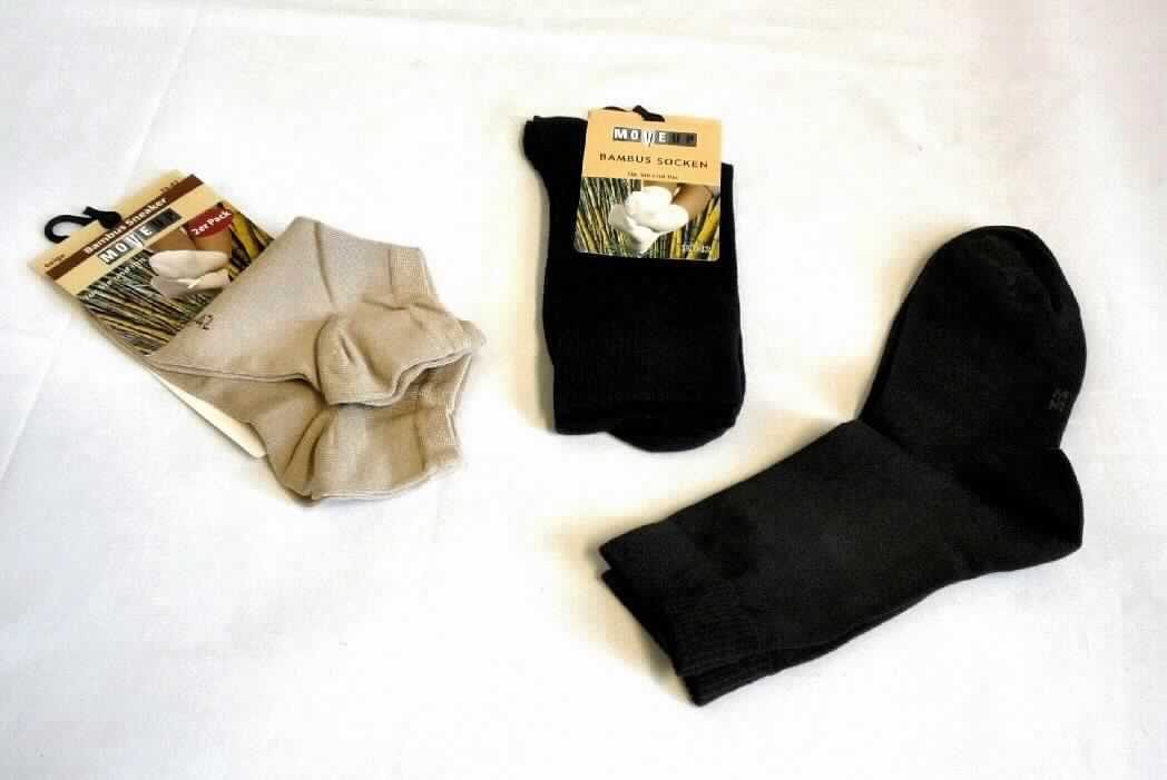 Socken, sog. Bambussocken, Gr. 35-38 und Gr. 39-42, Foto siehe Anlage,
- aus ca. 1 mm dicken, einfarbigen Gewirken aus laut Antrag 79 % Viskose (künstliche Chemiefasern), 
  20 % Polyamid und 1 % Elastan (beides synthetische Chemiefasern), 
- schlauchförmig abgepasst gewirkt und an den Fußspitzen durch Zusammennähen konfektioniert, 
- in zwei verschiedenen Ausführungen:
-- Art. 2526,
--- den Knöchel bedeckend, 
--- am oberen Rand mit einem doppelt gearbeiteten, ca. 3,5 cm breiten Abschluss,
-- Art. 2525,
--- unterhalb der Knöchel endend, in der Art der sog. Sneakersocken gearbeitet, 
--- am oberen Rand mit einem doppelt gearbeiteten, ca. 1,5 cm breiten Abschluss.

"Socken aus Gewirken, aus künstlichen Chemiefasern"
