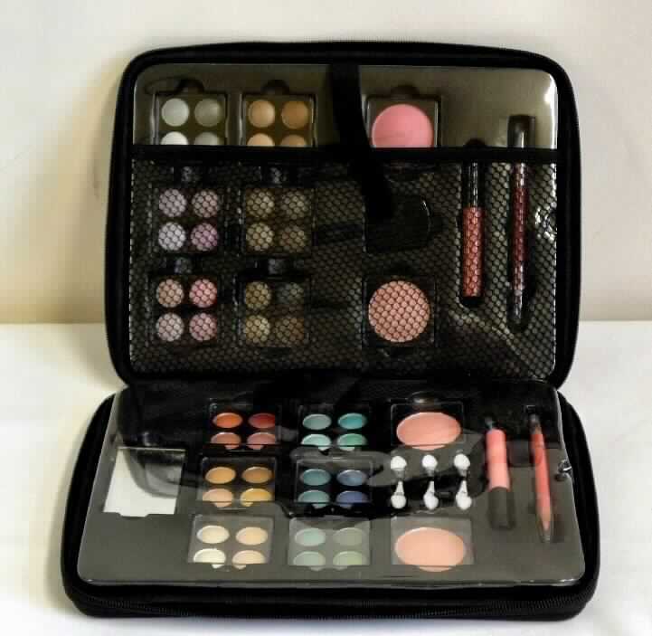 Schminkmittel für die Augen - Schminkset

Bei der vorgelegten Ware handelt es sich um eine Warenzusammenstellung mit folgendem Inhalt: 48 Lidschatten, 4 Puder-Rouge, 2 Lipgloss, 2 Lippenkonturstifte, 3 einfache Applikatoren, ein Pinsel und ein einfacher Taschenspiegel. Die Bestandteile der Warenzusammenstellung sind in 2 Kunststoffeinsätzen mit Klarsichtdeckel verpackt, welche in einem einfachen schwarzen Koffer ohne Griff (Maße: ca. 28 cm x 21 cm x 5 cm) enthalten sind. Der Koffer besteht aus Pappe und Kunststoff und weist einen schwarzen Nylonbezug und einen Reißverschluss auf. Der Koffer ist Bestandteil der Warenzusammenstellung. Die Lidschatten sind für die Warenzusammenstellung charakterbestimmend. 

Die Ware ist als Schminkmittel für die Augen in die Position 3304 der Kombinierten Nomenklatur einzureihen.