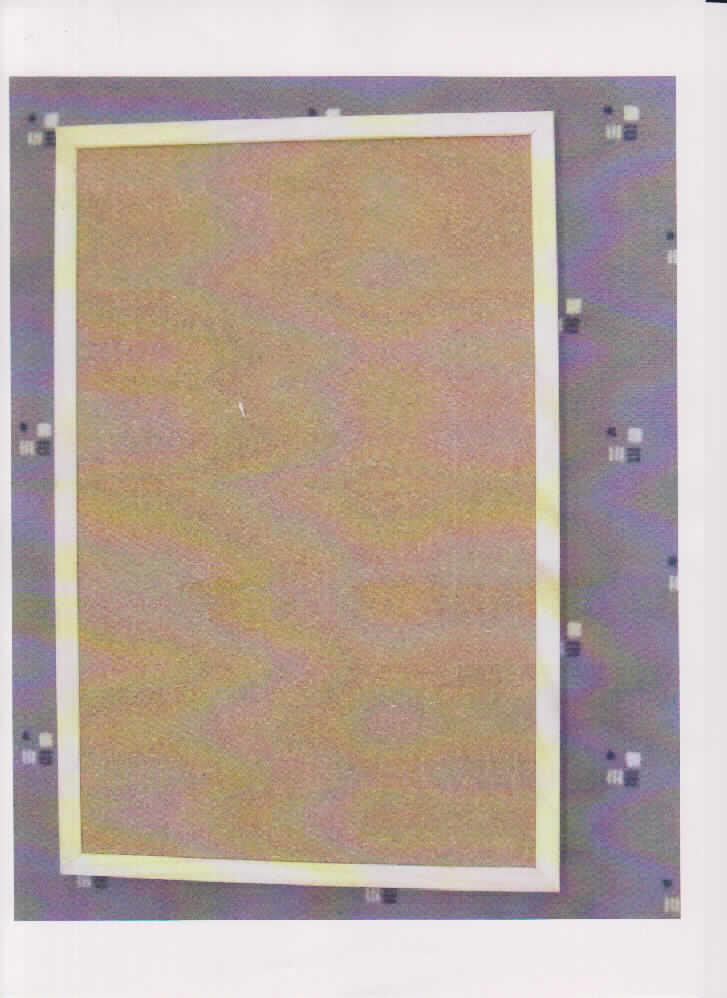 Sog. Pinwand, laut ergänzenden Angaben des Antragstellers
- in den Abmessungen von ca. 30 x 40 cm, 40 x 60 cm, 60 x 80 cm oder 60 x 90 cm,
- bestehend aus einer Lage Presskork auf der Vorderseite, die auf einer Lage aus Holzspanplatte als Unterlage aufgebracht und offensichtlich mit einer Rückseite aus einer geprägten Kunststofffolie versehen ist, gemeinsam eingefasst in einem Holzrahmen,
- zusammen mit einer Aufhängevorrichtung und fünf Steckpins als Warenzusammenstellung für die Abgabe im Einzelverkauf aufgemacht.
Nach Wert und nach Umfang ist das Holz, nach Verwendung (Erscheinungsbild) und dem dauerhaften Gebrauchswert ist der Presskork für die zusammengesetzte Ware charakterverleihend, so dass die Einreihung nach AV 3 b) nicht möglich ist und die Ware der von den gleichermaßen in Betracht kommenden Positionen zuletzt genannten Position 4504 zugewiesen wird.
Die Ware wird somit als "andere als in den Unterpositionen 4504 1011 00 bis 4504 9080 10 genannte Ware aus Presskork" von Unterposition 4504 9080 90 erfasst.