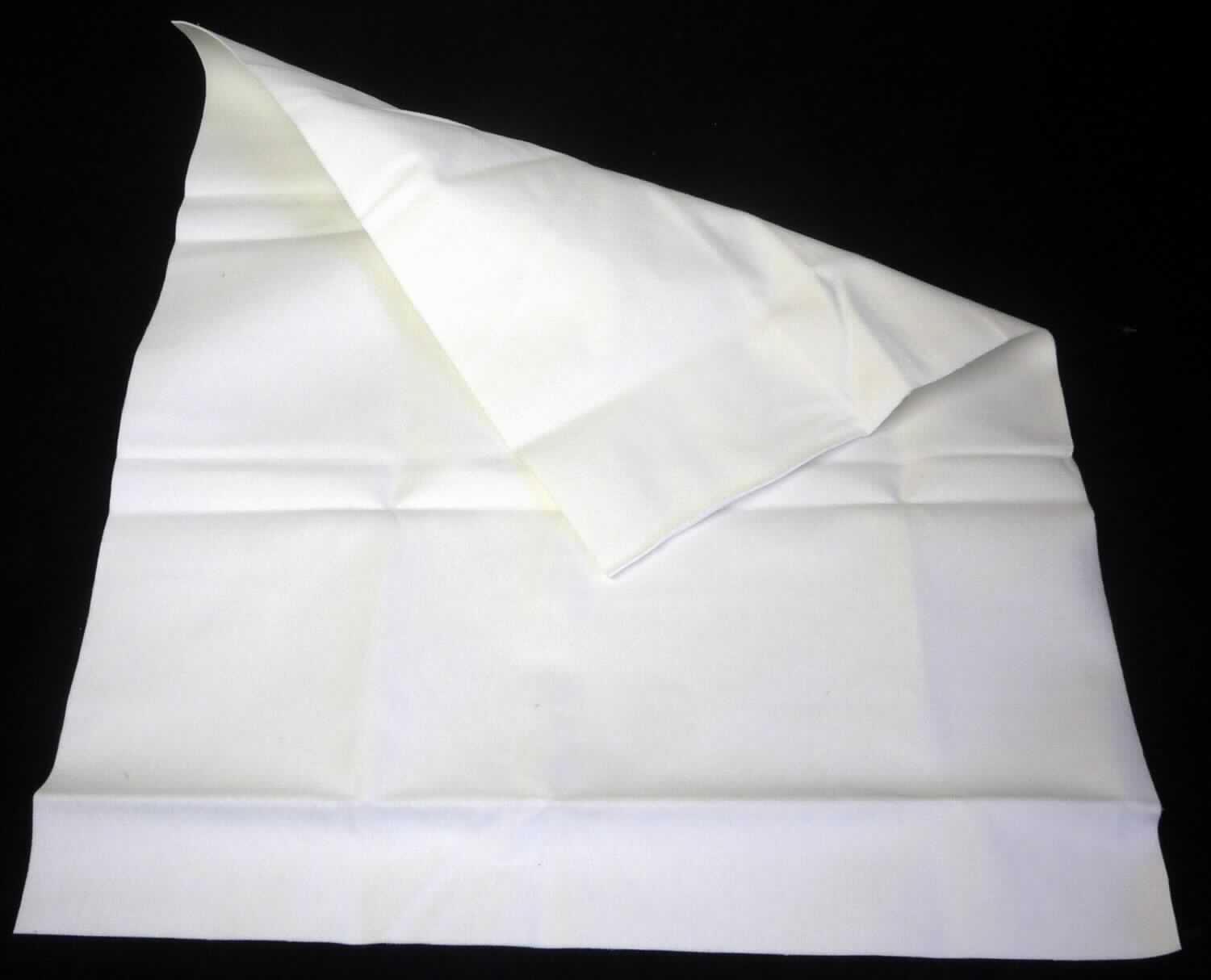 Textillaminat, sog. Wasserdichte Betteinlagen, Foto siehe Anlage,
- in einem Polybeutel mit bedrucktem Pappeinleger verpackt,
- in rechteckiger Form zugeschnitten (nicht konfektioniert), somit keine Ware der Position 6302,
- mit den Abmessungen (L x B): ca. 50 cm x 40 cm,
- laut Untersuchungsergebnis:
-- aus drei mit ihrer ganzen Fläche aufeinander liegenden und so miteinander durch Kleben verbundenen Lagen:
--- mit einer Außen- und Innenlage aus einem weißen (gebleichten) Gewebe aus Baumwolle, in Leinwandbindung, 
     jeweils mit einem Quadratmetergewicht von 132 g und 
--- einer Zwischenlage aus einer dünnen, im Querschnitt mit dem bloßen Auge nicht wahrnehmbaren 
     Kunststofffolie (damit keine Meterware der Position 5903).

"Gewebe aus Baumwolle, mit einem Anteil an Baumwolle von mehr als 85 GHT und einem Quadratmetergewicht 
 von weniger als 200 g, jedoch mehr als 130 g, gebleicht, in Leinwandbindung, mit einer Breite von weniger 
 als 165 cm"