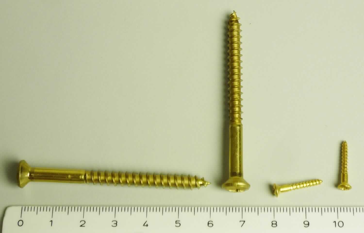 Es handelt sich um aus einer Kupfer-Zink-Legierung mit gewichtsmäßig vorherrschendem Kupfergehalt (Messing) gefertigte Schrauben in verschiedenen Größen, mit Linsensenkkopf mit Kreuzschlitz und mit einem nicht bis zum Kopf reichenden Gewinde. Das Gewindeende ist zu einer Spitze ausgearbeitet.
Abmessungen: 2,5 x 16 mm bis 5 x 60 mm
- Antragstellerangaben -

Abbildung siehe Anlage.

Derartige Erzeugnisse gehören als "Schrauben aus Kupfer" zum TARIC-Code 7415 3300 00.