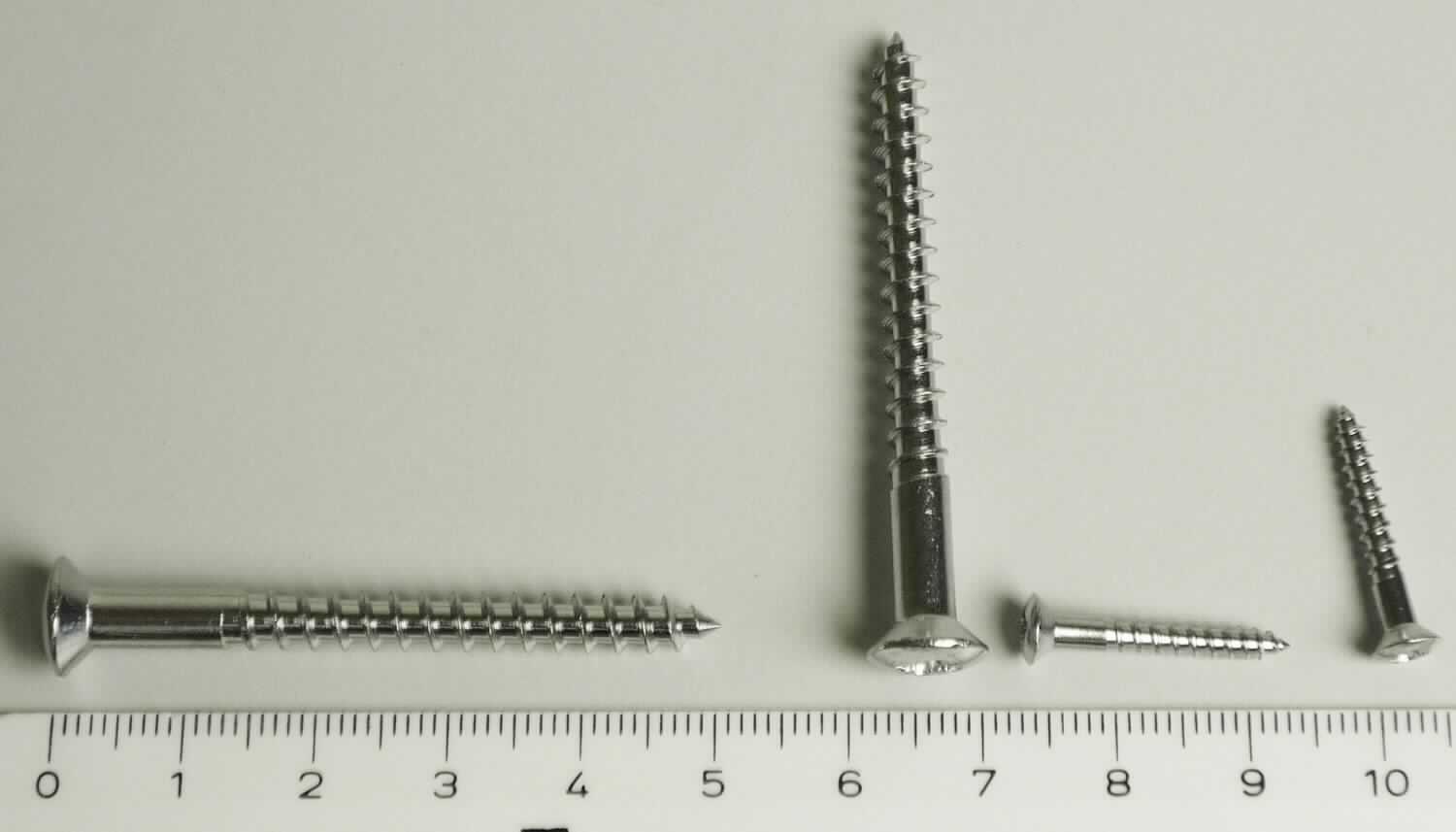 Es handelt sich um aus einer Kupfer-Zink-Legierung mit gewichtsmäßig vorherrschendem Kupfergehalt (Messing) gefertigte Schrauben in verschiedenen Größen, verchromt, mit Linsensenkkopf mit Kreuzschlitz und mit einem nicht bis zum Kopf reichenden Gewinde. Das Gewindeende ist zu einer Spitze ausgearbeitet.
Abmessungen: 3,0 x 20 mm bis 5,0 x 50 mm
- Antragstellerangaben -

Abbildung siehe Anlage.

Derartige Erzeugnisse gehören als "Schrauben aus Kupfer" zum TARIC-Code 7415 3300 00.