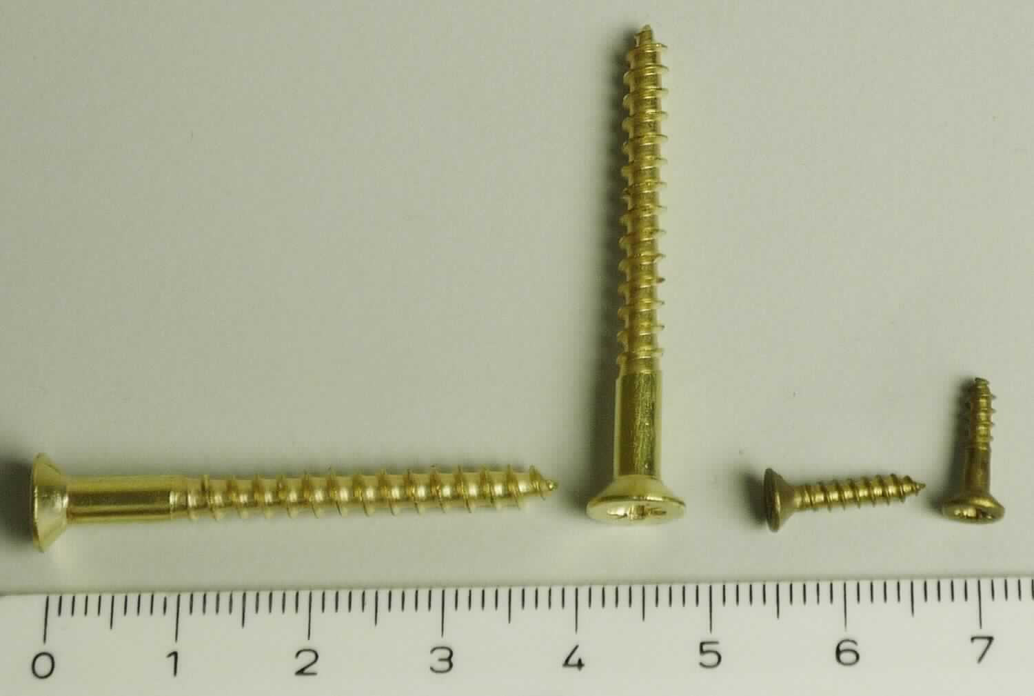 Es handelt sich um aus einer Kupfer-Zink-Legierung mit gewichtsmäßig vorherrschendem Kupfergehalt (Messing) gefertigte Schrauben in verschiedenen Größen, mit Linsensenkkopf mit Kreuzschlitz und mit einem nicht bis zum Kopf reichenden Gewinde. Das Gewindeende ist zu einer Spitze ausgearbeitet.
Abmessungen: 2,5 x 12 mm bis 4,0 x 40 mm
- Antragstellerangaben -

Abbildung siehe Anlage.

Derartige Erzeugnisse gehören als "Schrauben aus Kupfer" zum TARIC-Code 7415 3300 00.