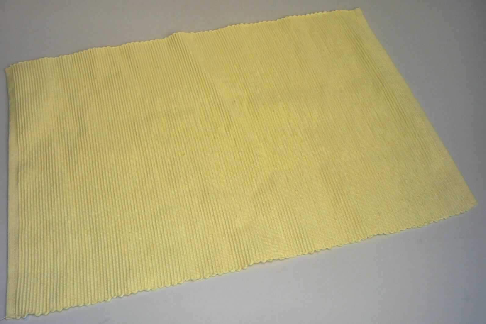 Platzmatte, Foto siehe Anlage,
- in den Abmessungen: ca. 33 cm x 48 cm,
- aus ca. 2 mm dickem, einfarbigem Gewebe aus laut Antrag Baumwolle,
- an den Längsseiten mit echten Webkanten; an den Schmalseiten mit schmalen Streifen
  aus Gewebe eingefasst (damit konfektioniert),
- mit einem angenähten Pflegeetikett (30 °C Wäsche); wird üblicherweise gewaschen,
- kennzeichnet sich aufgrund des Materials und des Verwendungszwecks als Tischwäsche.

"Tischwäsche, aus Spinnstoffen, aus Geweben, aus Baumwolle, nicht nach dem Batik-Verfahren handbedruckt"