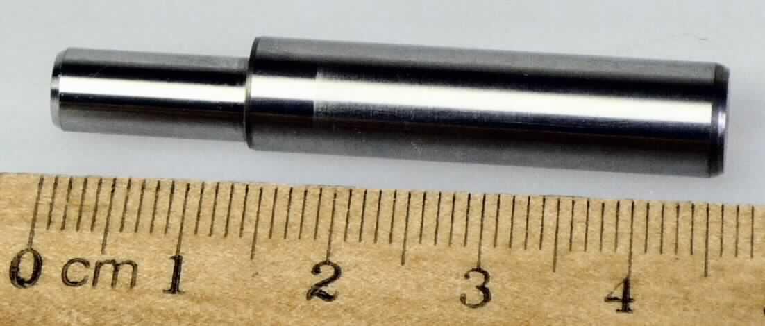 OT-Welle,
ca. 4,7 cm langer zylinderförmigen Stab mit einem ca. 1,4 cm langen, schmaleren Absatz, mit einem Durchmesser von 0,8 cm bzw. 0,6 cm.
Die Ware (siehe Abbildung) wird in Motoren für ABS-Systeme verbaut.

Die OT-Welle ist als "Welle, andere als Kurbeln, Kurbelwellen oder Gelenkwellen, nicht für zivile Luftfahrzeuge" einzureihen.