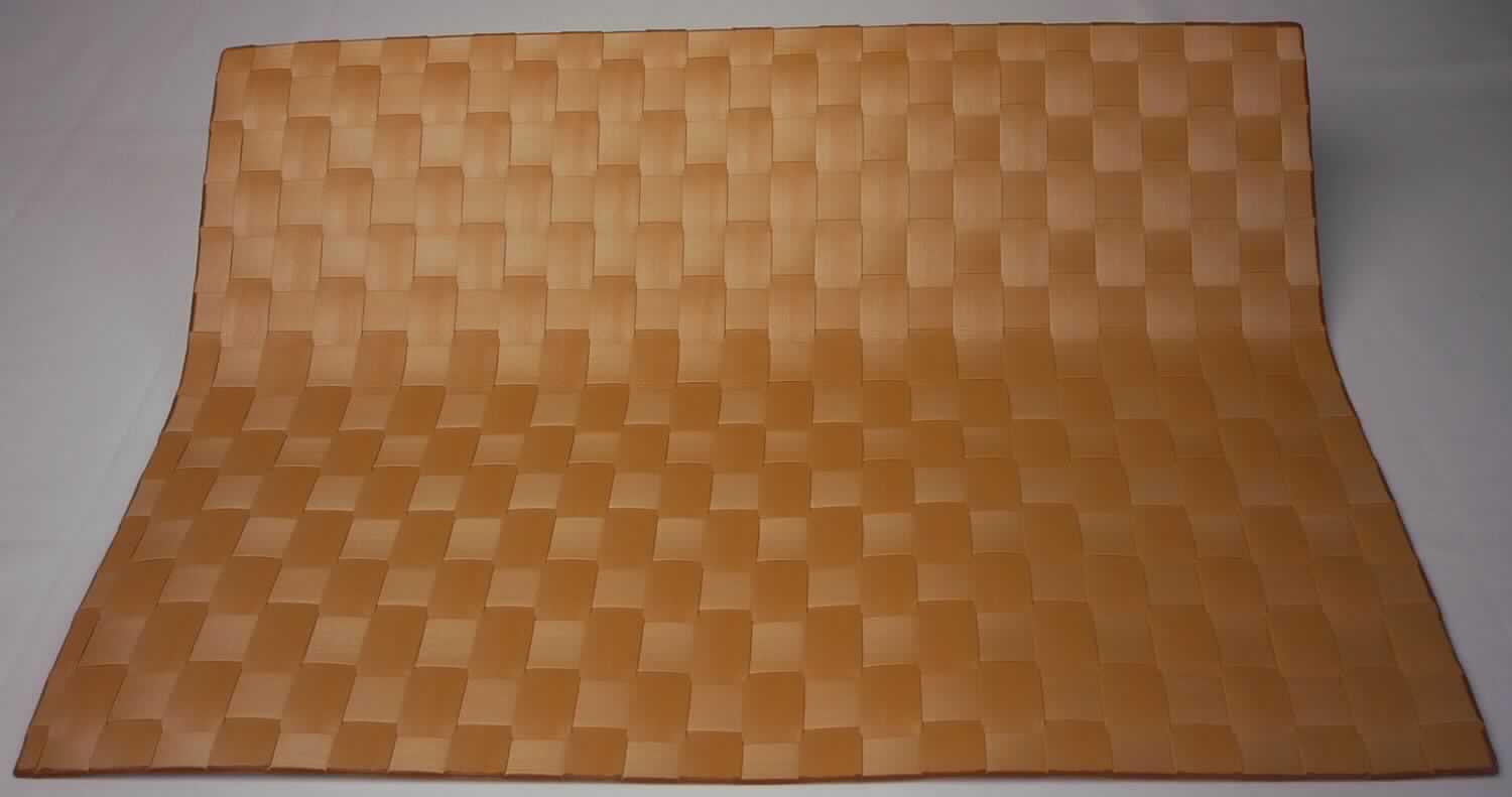 Nach den Antragsangaben und der vorliegenden Warenprobe handelt es sich um eine ca. 45 x 33 cm große, rechteckige Platzmatte (sog. "Tischset-Breitband"). Die Platzmatte besteht aus ca. 1,8 cm breiten, beige- orangefarbenen Kunststoffstreifen (Lt. Antrag Polypropylen, Flechtstoff im Sinne der Anmerkung 1 zu Kapitel 46), die in Flächenform miteinander verwebt sind. Die verwebten Streifen sind an den Rändern verklebt.

Die Ware ist in einem klarsichtigen Kunststoffbeutel verpackt.

Zolltarifrechtlich handelt es sich um "Flechtstoffe, in Flächenform verwebt, nicht aus pflanzlichen Stoffen, keine Geflechte, nicht aus Geflechten oder ähnlichen Waren aus Flechtstoffen".