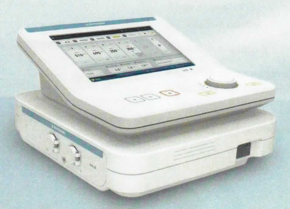 Sog. medizinisches Elektrodiagnosegerät "Qubic Stim" für elektrophysiologische Untersuchungen, in Form einer funktionellen Einheit, im Wesentlichen bestehend aus einer "Kontrollunit" (= Bedieneinheit) und einer "Stimunit" (=Stimulationseinheit), die über Ethernet-Kabel miteinander verbunden werden. Die Bedieneinheit verfügt über ein Touchscreen, ein Tastenfeld und einen Drehknopf zur Steuerung des Geräts. Mit der Stimulationseinheit können elektrische Stimulationen auf maximal drei Kanälen erfolgen.
Der Herzstimulator dient der elektrophysiologischen Untersuchung des menschlichen Herzens durch
den Arzt. Mit dem Stimulator werden über Herzkatheter (nicht Gegenstand dieser vZTA)
Stimulationsimpulse an das Herz abgegeben, um anschließend die poststimulatorische Herzschlagfolge zu beobachten.
Zur äußeren Form siehe Abbildung in Anlage.

Die Ware wird als "medizinisches Elektrodiagnosegerät, anderes als in den KN-Unterpositionen 9018 1100 bis 9018 1910 genannt" eingereiht.