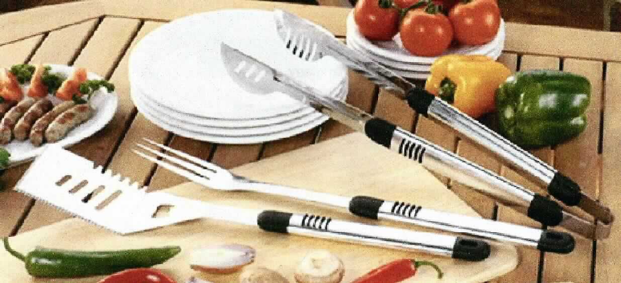 Sog. "Grillbesteck Hot Summer"; es handelt sich um eine Zusammenstellung, bestehend aus einer Grillzange, einer Fleischgabel mit drei Zinken und einem Pfannenwender, alle mit arbeitendem Teil aus nicht rostendem Stahl. An der Laffe des Pfannenwenders ist mittig ein Flaschenöffner eingearbeitet und eine Seite weist eine gezackte Schneidkante auf. Alle Griffe sind teilweise aus Kunststoff gefertigt und weisen am unteren Ende fünf schmale, schwarze Applikationen (ebenfalls aus Kunststoff) auf. An den Griffenden des Pfannenwenders und der Fleischgabel sind Aufhängeösen aus Kunststoff angebracht.
Die Waren sind gemeinsam in einem bedruckten Pappkarton verpackt.
-Antragstellerangaben-

Abbildung siehe Anlage.

Derartige Erzeugnisse gehören als "Zusammenstellungen von Gabeln, den Zuckerzangen und den Schaumlöffeln ähnliche Waren, mit arbeitendem Teil aus nicht rostendem Stahl" zum TARIC - Code 8215 2010 00.
