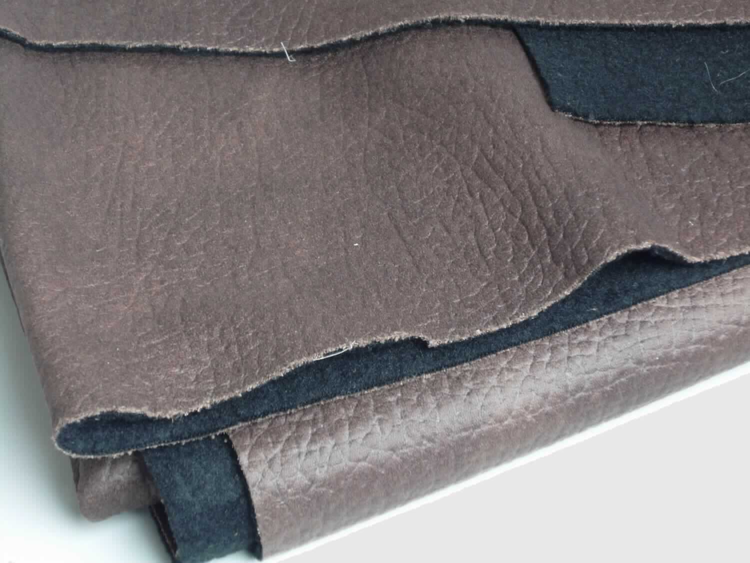 Textillaminat, sog. Möbelstoff, Foto siehe Anlage,
- als Meterware,
- laut Untersuchungsergebnis:
-- mit einer Breite von mehr als 30 cm,
-- aus zwei mit ihrer ganzen Fläche aufeinander liegenden und so miteinander durch Kleben verbundenen Lagen: 
--- mit einer Oberlage (Schauseite): 
---- aus einem gerauten, geprägten und mit Farbe bedruckten Kettengewirke aus synthetischen Chemiefasern 
     (laut Antrag: Polyester),
---- keine Elastomergarne oder Kautschukfäden enthaltend,
--- mit einer Unterlage:
---- aus einem gefärbten, gerauten Kuliergewirke aus synthetischen Chemiefasern,
---- keine Elastomergarne oder Kautschukfäden enthaltend,
- insbesondere im Hinblick auf die Verwendung verleiht das die Schauseite bildende Kettengewirke der Ware ihren
  wesentlichen Charakter.

"Kettengewirke, anderes als solche der Positionen 6001 bis 6004, aus synthetischen Chemiefasern, anderes als 
  in der Unterposition 6005 35 genannte, bedruckt"