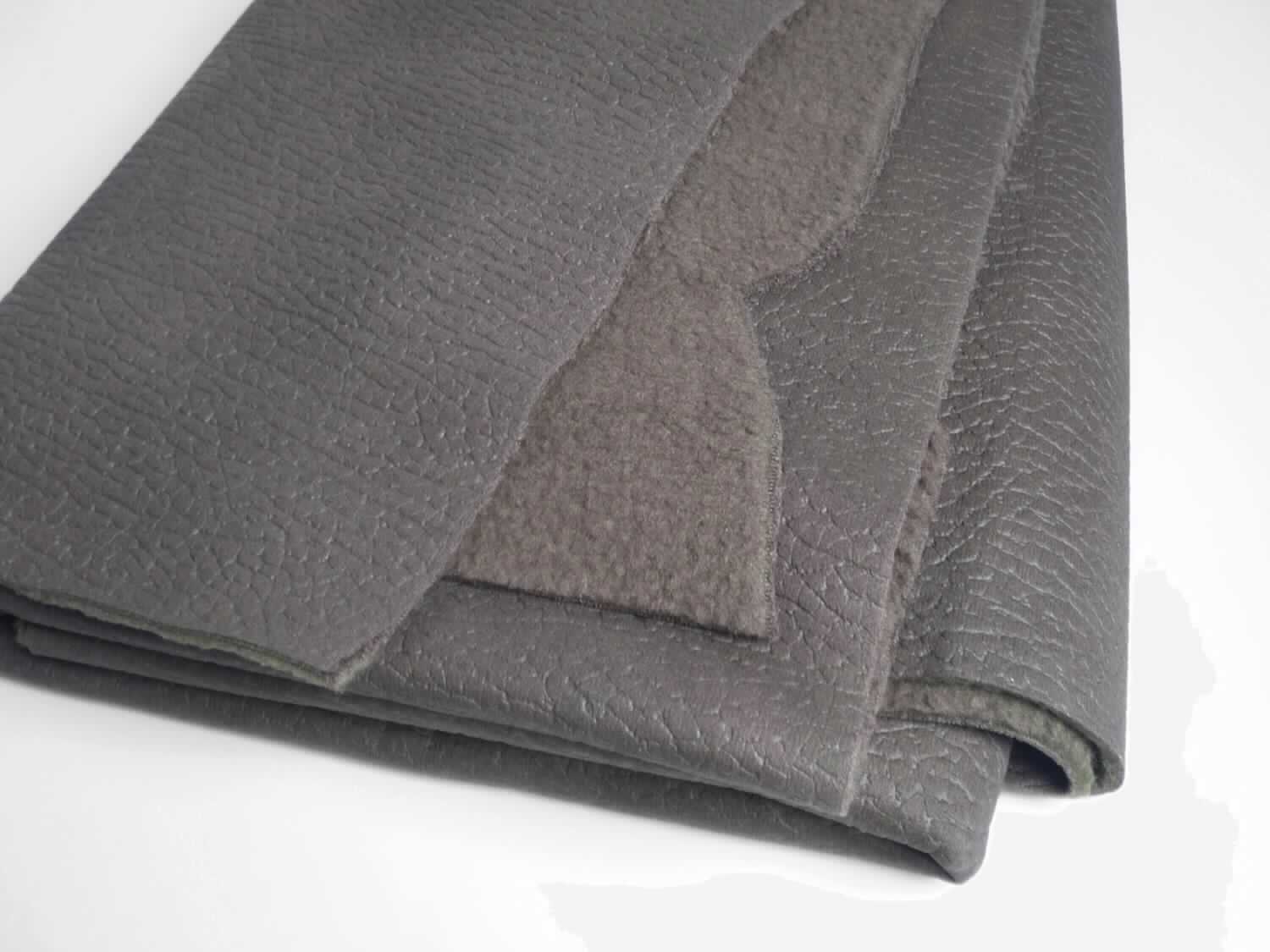 Textillaminat, sog. Möbelstoff, Foto siehe Anlage,
- als Meterware,
- laut Untersuchungsergebnis:
-- mit einer Breite von mehr als 30 cm,
-- aus zwei mit ihrer ganzen Fläche aufeinander liegenden und so miteinander durch Kleben verbundenen Lagen: 
--- mit einer Oberlage (Schauseite): 
---- aus einem gerauten und mit Farbe bedruckten Kettengewirke aus synthetischen Chemiefasern (laut Antrag: 
      Polyester),
---- keine Elastomergarne oder Kautschukfäden enthaltend,
--- mit einer Unterlage:
---- aus einem gerauten und gefärbten Kuliergewirke aus synthetischen Chemiefasern,
---- keine Elastomergarne oder Kautschukfäden enthaltend,
- insbesondere im Hinblick auf die Verwendung verleiht das die Schauseite bildende Kettengewirke der Ware ihren
  wesentlichen Charakter.

"Kettengewirke, anderes als solche der Positionen 6001 bis 6004, aus synthetischen Chemiefasern, anderes als 
  in der Unterposition 6005 35 genannte, bedruckt"