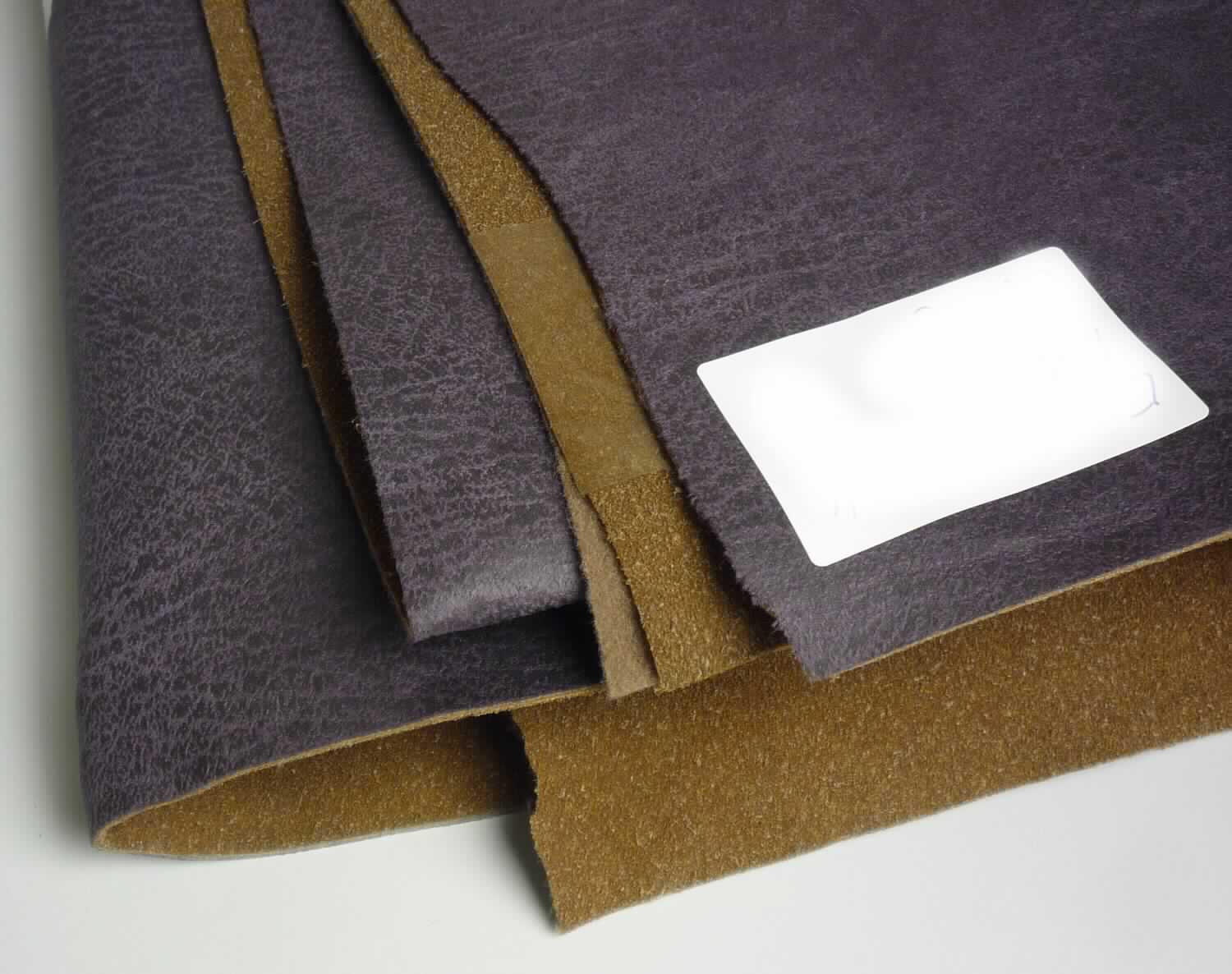 Textillaminat, sog. Möbelstoff, Foto siehe Anlage,
- als Meterware,
- laut Untersuchungsergebnis:
-- mit einer Breite von mehr als 30 cm,
-- dreilagig, aus drei mit ihrer ganzen Fläche aufeinander liegenden und so miteinander durch Kleben verbundenen
   Lagen: 
--- mit einer Oberlage (Schauseite): 
---- aus einem gerauten und bedruckten Kettengewirke aus synthetischen Chemiefasern (Polyester), 
---- keine Elastomergarne oder Kautschukfäden enthaltend,
--- mit einer Zwischenlage aus einem gerauten und gefärbten Kuliergewirke aus synthetischen Chemiefasern 
    (Polyester),
--- mit einer Unterlage aus einem gefärbten Kuliergewirke, das mit Kleber bestrichen und auf der Oberseite mit 
    Lederfransen beflockt ist,
- insbesondere im Hinblick auf die Verwendung verleiht das die Schauseite bildende Kettengewirke der Ware ihren
  wesentlichen Charakter.

"Kettengewirke, anderes als solche der Positionen 6001 bis 6004, aus synthetischen Chemiefasern, anderes
 als in der Unterposition 6005 35 genannte, bedruckt"