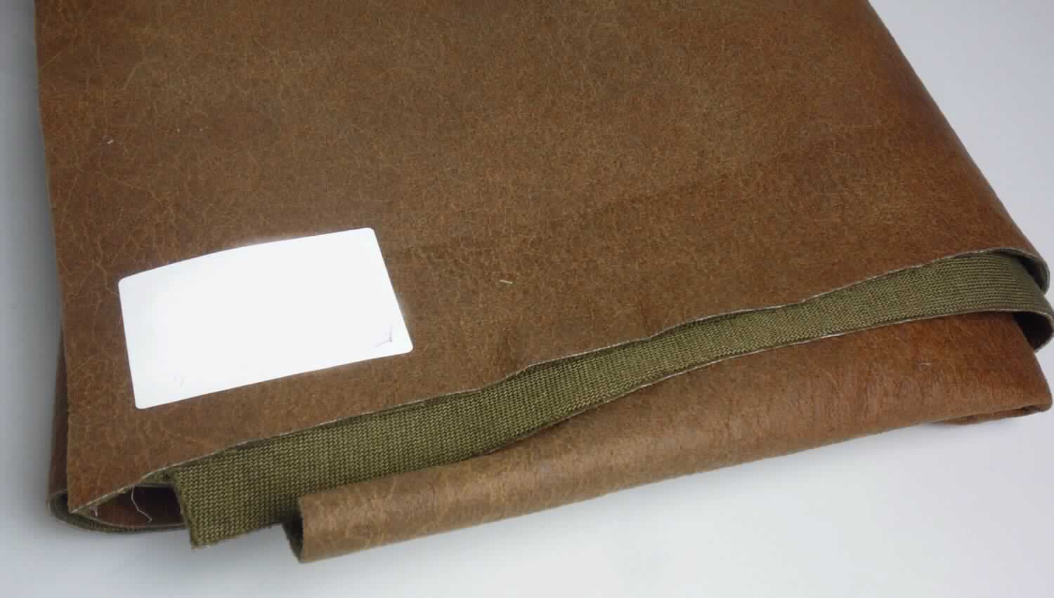 Textillaminat, sog. Möbelstoff, Foto siehe Anlage,
- als Meterware,
- laut Untersuchungsergebnis:
-- mit einer Breite von mehr als 30 cm,
-- dreilagig, aus drei mit ihrer ganzen Fläche aufeinander liegenden und so miteinander durch Kleben verbundenen
   Lagen: 
--- mit einer Oberlage (Schauseite): 
---- aus einem gerauten und mit Farbe bedruckten Kettengewirke aus synthetischen Chemiefasern (laut Antrag: 
      Polyester), 
---- keine Elastomergarne oder Kautschukfäden enthaltend,
--- mit einer Zwischenlage aus einem weißen Gewebe in Leinwandbindung aus synthetischen Filamenten,
--- mit einer Unterlage aus einem gerauten und gefärbten Kuliergewirke aus synthetischen Chemiefasern,
---- keine Elastomergarne oder Kautschukfäden enthaltend,
- insbesondere im Hinblick auf die Verwendung verleiht das die Schauseite bildende Kettengewirke der Ware ihren
  wesentlichen Charakter.

"Kettengewirke, anderes als solche der Positionen 6001 bis 6004, aus synthetischen Chemiefasern, anderes
 als in der Unterposition 6005 35 genannte, bedruckt"