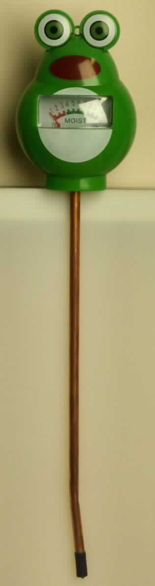 Feuchtigkeitsmesser, im Wesentlichen bestehend aus einem ca. 19 cm langen Rohr aus unedlem Metall, an dessen einem Ende sich eine Messspitze und am anderen Ende ein Froschkopf aus Kunststoff, in dem sich die Messskala befindet, angebracht sind (äußere Form siehe Abbildung in der Anlage). Der Feuchtigkeitsmesser wird in die Erde gesteckt und ermittelt dort die Bodenfeuchtigkeit und zeigt sie als "DRY", "MOIST" und "WET" an. Eine Einreihung in die Pos. 9025 kommt nicht in Betracht, da hier nur Geräte zum Messen der Luftfeuchtigkeit erfasst sind.
Die Ware wird als "nicht elektronisches Gerät für physikalische oder chemische Untersuchungen, nicht von den UPos. (TARIC) 9027 1010 00 bis zur UPos. (TARIC) 9027 8017 10 erfasst" eingereiht.