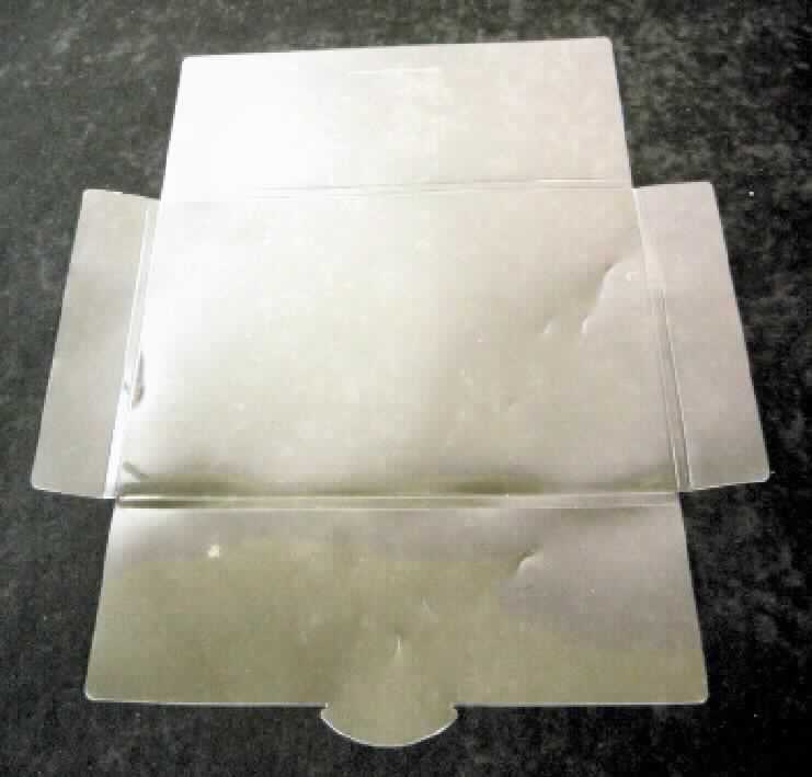Es handelt sich um eine unfertige Geschenkverpackung in Form einer Faltschachtel aus klarsichtigen Folien aus Kunststoffen im Sinne der Anmerkung 1 zu Kapitel 39. Die Ware (ca. 18 x 26 x 0,6 cm oder 26 x 37 x 0,6 cm) ist rückseitig mit einer Verschlusslasche versehen und soll als Transport- oder Verpackungsmittel für ein Holzpuzzle verwendet werden. 

Derartige Erzeugnisse werden zolltariflich als "Transport- oder Verpackungsmittel aus Kunststoffen, Schachteln (einschließlich Dosen), Kisten, Verschläge und ähnliche Waren, andere als Fotomasken- oder Siliciumscheibenbehälter" eingereiht.