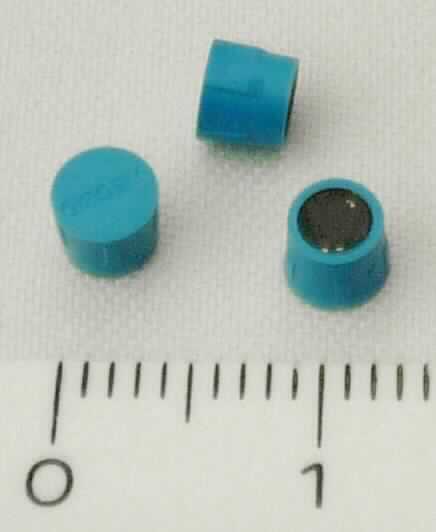 Miniature Tag, im Kunsstoffgehäuse vergossen,
- aus einem Ferritkörper, einer monolithischen integrierten Schaltung (Mikrochip) in RFID-Technologie 
  und einer Antenne,
- mit Aufzeichnung, unter anderem in Form von Sicherheitseinstellungen sowie ID-Nummer,
- zur Verwendung als RFID-Tag in verschiedenen Identifikationssystemen (z.B. für Warensicherung, 
  Lagerkontrolle, etc).

Weitere techn. Daten (auszugsweise):
- Frequenzbereich: 13,56 MHz
- Read/Write-Chip
- Speicherkapazität: 896 Bit
- ISO/IEC15693
- NXP ICODE SLIX - Speicher
- Maße: Durchmesser 4,35 mm, Höhe 3,6 mm

Das mit einem nicht flüchtigen Speicher und einer Antenne ausgestattet Erzeugnis beinhaltet keine weiteren aktiven oder passiven Bauelemente und ist als passiver RFID-Transponder zur Verwendung als kontaktloser Überträger von Informationen in einem RFID-System bestimmt.

Die Ware wird als "Halbleiter-Aufzeichnungsträger, intelligente Karte (smart card)" eingereiht. 

Anlage: 1 Abbildung
