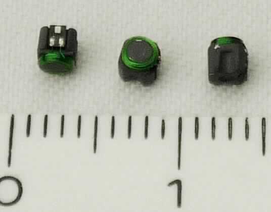 Miniature Tag,
- aus einem Ferritkörper, einer monolithischen integrierten Schaltung (Mikrochip) in RFID-Technologie 
  und einer Antenne,
- mit Aufzeichnung, unter anderem in Form von Sicherheitseinstellungen sowie ID-Nummer,
- zur Verwendung als RFID-Tag in verschiedenen Identifikationssystemen (z.B. für Warensicherung, 
  Lagerkontrolle, etc).

Weitere techn. Daten (auszugsweise):
- Frequenzbereich: 13,56 MHz
- Read/Write-Chip
- Speicherkapazität: 896 Bit
- ISO/IEC15693
- NXP ICODE SLIX - Speicher
- Größe: 2,6 x 2,4 mm

Das mit einem nicht flüchtigen Speicher und einer Antenne ausgestattete Erzeugnis beinhaltet keine weiteren aktiven oder passiven Bauelemente und ist als passiver RFID-Transponder zur Verwendung als kontaktloser Überträger von Informationen in einem RFID-System bestimmt.

Die Ware wird als "Halbleiter-Aufzeichnungsträger, intelligente Karte (smart card)" eingereiht. 

Anlage: 1 Abbildung