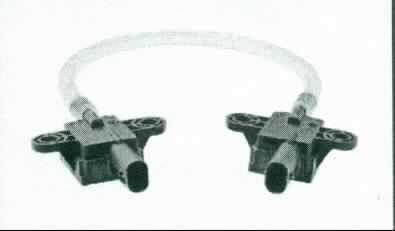 Sensorschlauch in Form einer zusammengesetzten Ware, bestehend aus einem Kunststoffschlauch und zwei standardisierten elektronischen Halbleiterdrucksensoren (charakterbestimmend in Bezug auf die Verwendung). Die Ware wird im Stoßfänger eines Kraftfahrzeuges verbaut und ist Teil eines Systems für den Fußgängeraufprallschutz. Wirkt eine äußere Kraft auf den Schlauch ein (Verformung), ändert sich der Luftdruck im Schlauch. Die Sensoren messen fortlaufend den Luftdruck innerhalb des Schlauches und senden die Messwerte für den Druck als elektrisches Signal an ein übergeordnetes System (nicht Gegenstand dieser vZTA-Entscheidung). Aus den Druckmesswerten und weiteren Kenngrößen errechnet dieses System die Auslöseparameter für den Fußgängeraufprallschutz.
Die Ware wird als "elektronisches Gerät zum Messen oder Überwachen des Druckes von Flüssigkeiten oder Gasen, kein Gerät der der Position 9014, 9015, 9028 oder 9032" eingereiht.

Abbildung: siehe Anlage