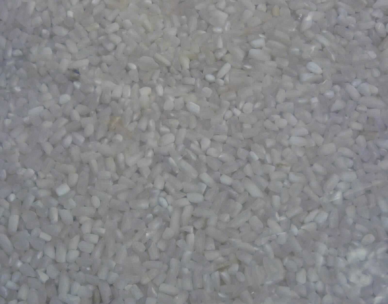 Bruchreis.

Antragsangaben (als zutreffend unterstellt): Bruchreis.

Äußere Beschaffenheit der vorgelegten Warenprobe: Es handelt sich um naturweiße, kleine Bruchstücke von Reis, einem Bruchreis entsprechend. Augenscheinlich ist die Ware nicht vorgekocht oder in anderer Weise zubereitet und beträgt der Anteil an ganzen, nicht gebrochenen Körnern deutlich weniger als 10 GHT.

Bruchreis der Unterposition 1006 4000 90.