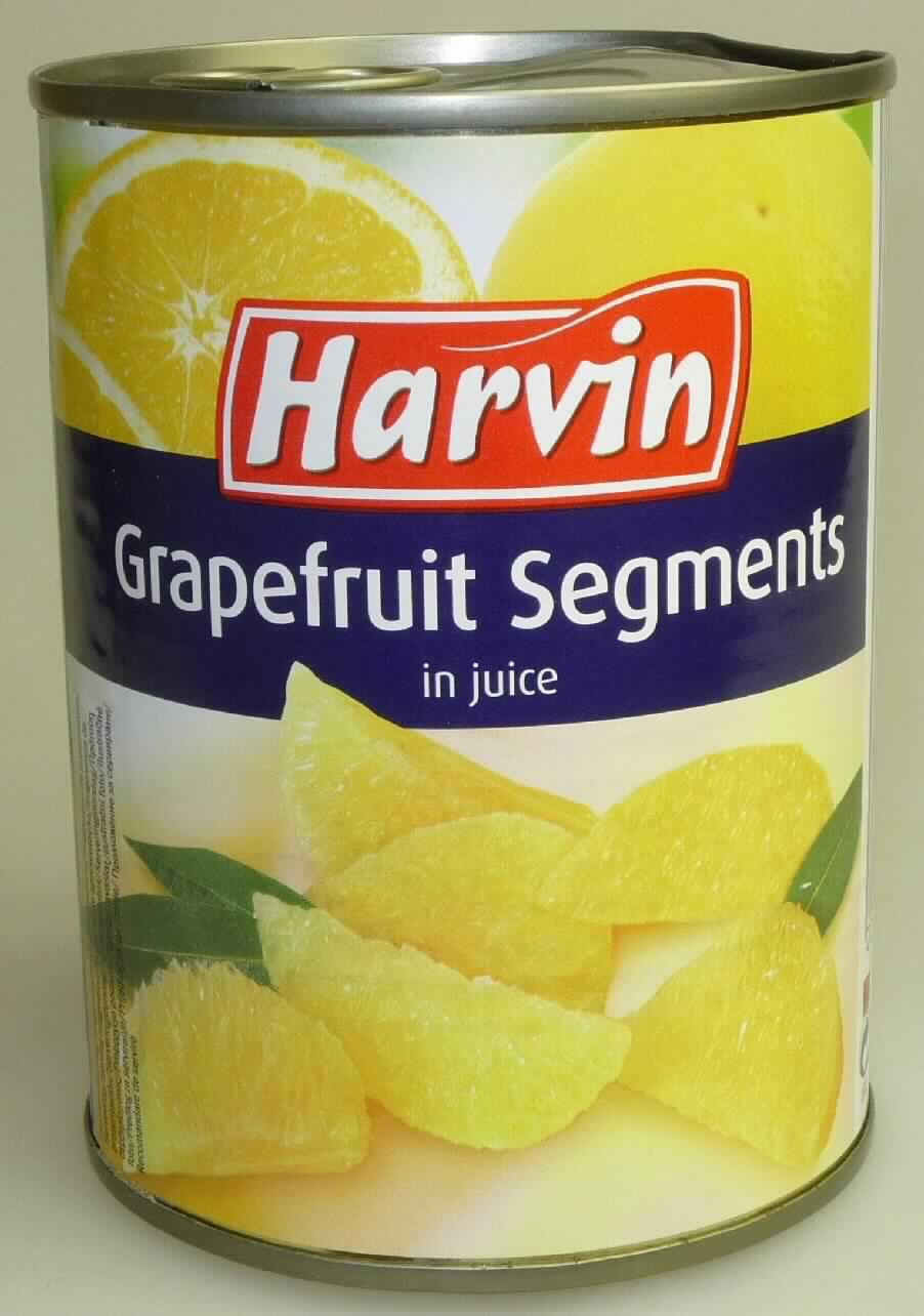 Grapefruit, zubereitet.

Antragsangaben (als zutreffend unterstellt): Grapefruitsegmente in eigenem Saft. Zutaten: Grapefruitsegmente, Grapefruitsaft. Herstellung: Die Schale der Grapefruit wird entfernt, die Segmente voneinander getrennt und von der Segmenthaut befreit. Die Dose wird mit den Segmenten befüllt. Nach Zugabe des Grapefruitsaftes wird die Dose verschlossen und anschließend mittels Hitzebehandlung (Pasteurisation) haltbar gemacht. Nettogewicht: 540 g.

Äußere Beschaffenheit des vorgelegten Warenmusters: filetierte, gelbe Grapefruitsegmente, eingelegt in einer trüben, gelblichen Flüssigkeit. Geschmack: sauer, schwach bitter, leicht süß, Grapefruit entsprechend. Aufmachung: in einer etikettierten Originalkonservendose für den Einzelverkauf aufgemacht. Warenaufschrift (mehrsprachig, auszugsweise): "Grapefruit Segmente in eigenem Saft. Pasteurisiert. Zutaten: Grapefruit Segmente, Grapefruitsaft; Nettogewicht: 540 g; Abtropfgewicht: 320 g."
Zusatz von Alkohol (gem. Angabe): nicht enthalten.
Zuckergehalt i. S. der ZAnm 2 a) 1. Anstrich zu Kapitel 20: mehr als 9 GHT.
Zusatz von Zucker i. S. der ZAnm 3 2.Anstrich zu Kap 20: enthalten.

Früchte, Nüsse und andere genießbare Pflanzenteile, in anderer Weise zubereitet oder haltbar gemacht, auch mit Zusatz von Zucker, anderen Süßmitteln oder Alkohol, anderweit weder genannt noch inbegriffen, Zitrusfrüchte, ohne Zusatz von Alkohol, mit Zusatz von Zucker, in unmittelbaren Umschließungen mit einem Gewicht des Inhalts von 1 kg oder weniger, Segmente von Pampelmusen und Grapefruits.