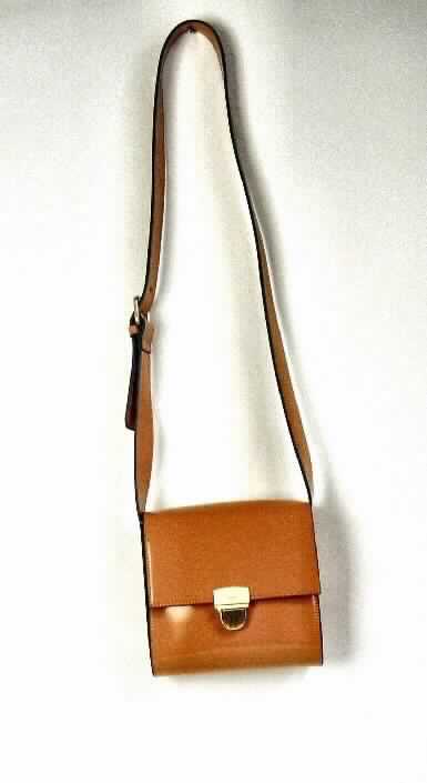 Handtasche, sog. Schultertasche schmal mit Außenseite aus Polish-Leder, Foto siehe Anlage,
- mit einer Außenseite aus Leder (Dicke: ca. 1,6 mm),
- - mit einem dünnen Aufstrich aus Kunststoff (Dicke laut Untersuchungsergebnis: ca. 0,14 mm),
- in den Abmessungen: ca. 18 cm (Breite) x 18 cm (Höhe) x 6 cm (Tiefe),
- mit einem in der Länge verstellbaren Schultertrageriemen,
- auf der Rückseite mit einem Rahmen aus Leder zum Einschieben einer Adresskarte,
- mit einer Überschlagklappe mit Schnappverschluss ausgestattet,
- teilweise gefüttert,
- nach den Abmessungen und dem Gesamteindruck Handtasche, da dazu bestimmt, kleinere persönliche
  Gegenstände aufzunehmen,
- ohne Hinweise auf Handarbeit.

"Handtasche, mit Außenseite aus Leder, nicht handgearbeitet"