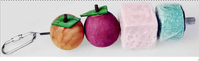 Warenzusammenstellung - Knabberstick mit verchromtem Halter.

Gegenstand dieser vZTA ist der Salz-Mineralstein auf dem Halter.

Die Warenzusammenstellung besteht aus einem verchromten Halter, darauf aufgesteckt zwei Holzfrüchte, ein Nagestein und ein Salz-Mineralstein, gemeinsam verblistert auf einem bunt bedruckten Pappstreifen mit Hasenfoto, einer Aufmachung für den Einzelverkauf entsprechend. Aufdruck (in verschiedenen Sprachen, Auszug): "TRIXIE. Knabber-Stick. Befriedigt den natürlichen Nagetrieb. Zum Einhängen in den Käfig. Nach dem Abnagen kann der Stick auch als Früchte-Halter genutzt werden."

Angaben des Antragstellers zum Salz-Mineralstein (als Zutreffend unterstellt): Salz-Mineralstein, gefärbt nach EU-Richtlinien, ohne Zusatz von Aromen, bestehend aus Salz. Inhaltsstoffe: Natrium 40 %, Phosphor 0,08 %.

Beschaffenheit des Salz-Mineralsteins: grüner, 3 x 1,5 cm großer Zylinder mit Loch, augenscheinlich aus gepresstem Salz.

Die Inhaltsstoffe entsprechen einem Mineralsalzgemisch mit Natriumchlorid als Hauptbestandteil.

Nagen und Fressen ist keine besondere Tätigkeit und die Warenzusammenstellung befriedigt keinen speziellen Bedarf im Sinne der Allgemeinen Vorschrift 3 b) zum Zolltarif. Die Bestandteile der Warenzusammenstellung müssen daher getrennt eingereiht werden.

Salz (einschließlich präpariertes Speisesalz und denaturiertes Salz) und reines Natriumchlorid, anderes.