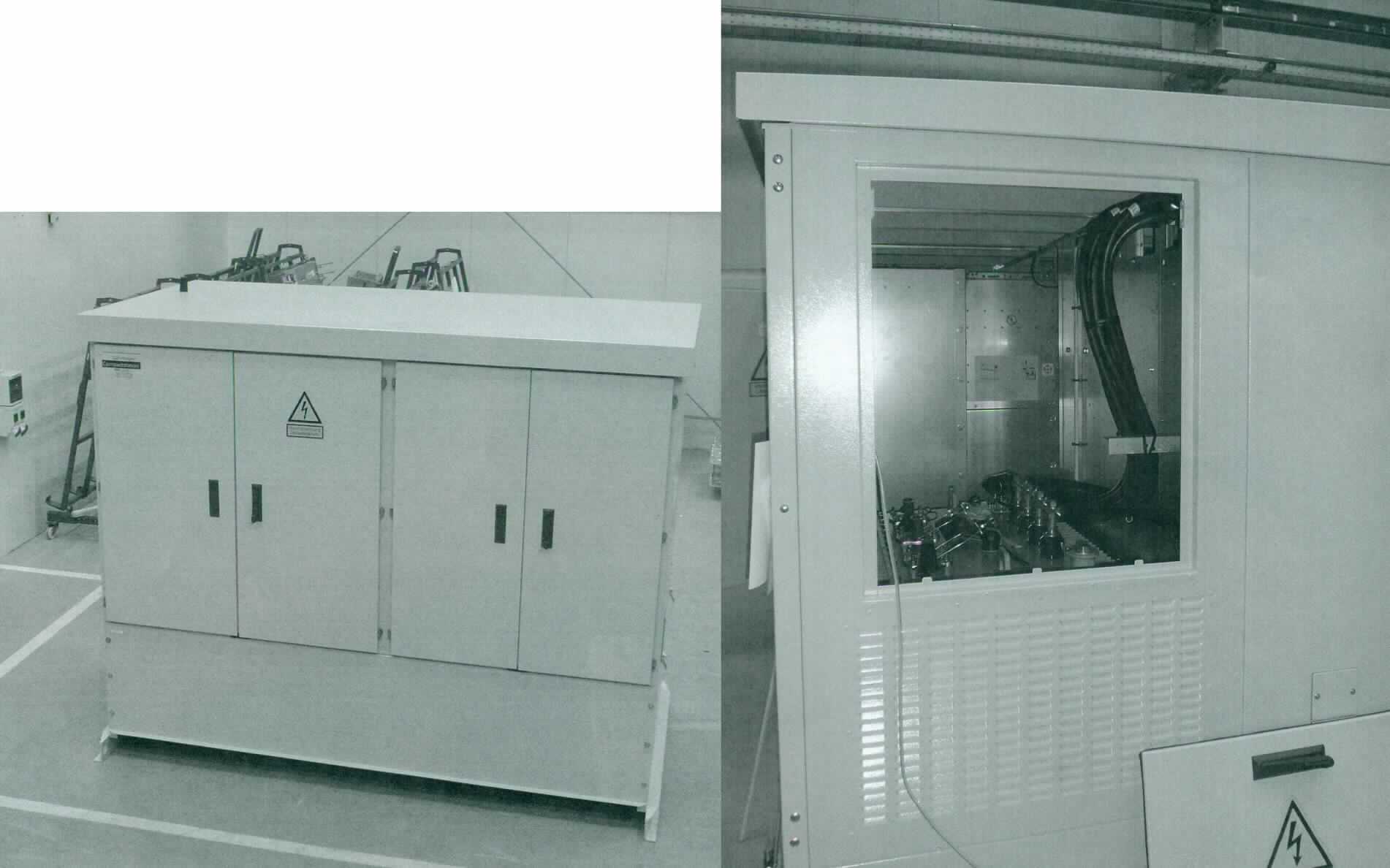 Transformatorenstation,
Transformator mit Flüssigkeitsisolation mit einer Leistung von mehr als 650 kVA bis einschließlich 1600 kVA in einem Blechgehäuse, ähnlich einem nicht begehbaren Gebäude (3010 x 1710 x 2400 mm), mit integrierter Mittelspannungsschaltanlage zum Abschalten und Erden des Transformators und mit einer Niederspannungsverteilung inkl. Strommessung und Synchronisation zur passiven Verteilung/Ausgabe des vom Transformator umgewandelten Wechselstroms auf bis zu 20 Unterverteilungen (nicht Gegenstand der vZTA).

Die Ware ist als "Transformator mit Flüssigkeitsisolation mit einer Leistung von mehr als 650 kVA bis 1600 kVA, kein Vorschaltgerät" einzureihen.