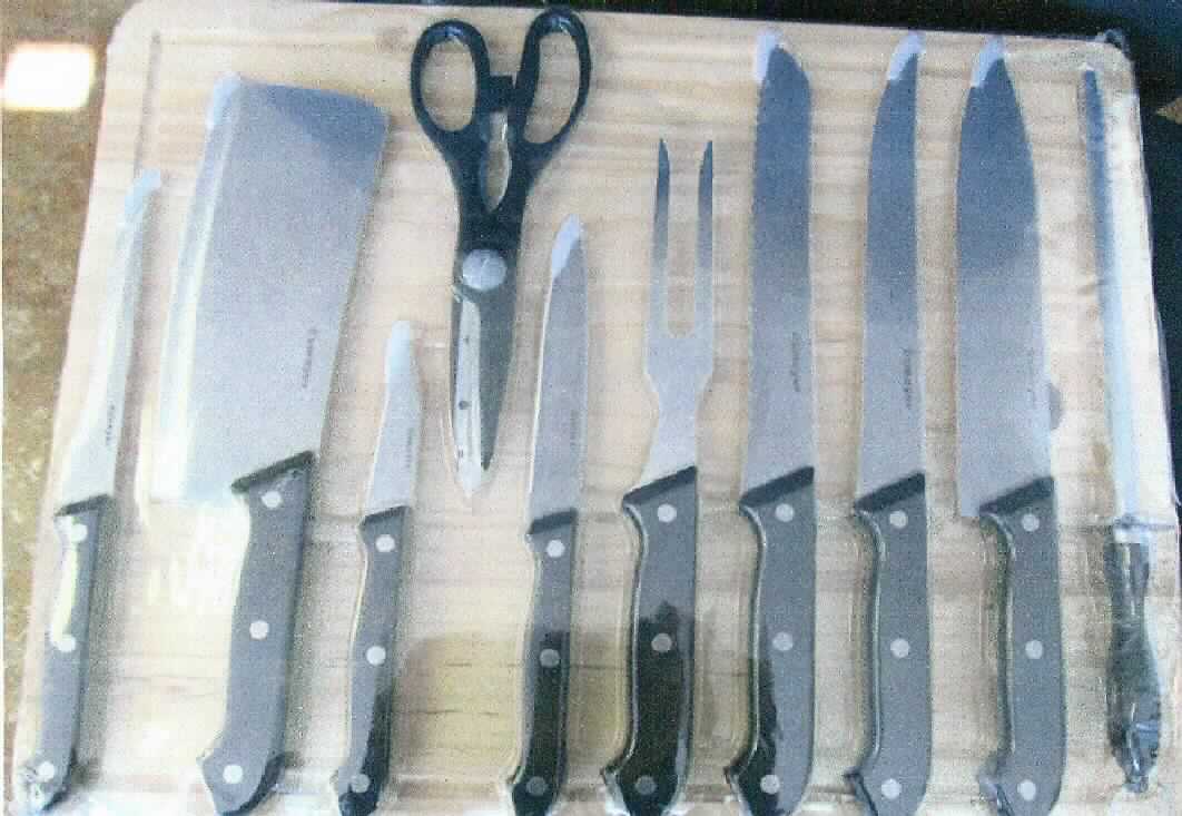 Sog. "11-tlg. Messerset Jupiter"; es handelt sich um eine Warenzusammenstellung in Aufmachung für den Einzelverkauf, bestehend aus

- einer Zusammenstellung aus sechs verschiedenartigen Messern mit unterschiedlicher
  Klingenlänge und unterschiedlichem Klingenschliff

-- in Form eines Kochmessers, eines Brotmessers, eines Universalmessers, eines
   Ausbeinmessers, eines Fleischmessers und eines Küchenmessers, jeweils mit
   einer feststehenden, schneidenden Klinge aus Stahl (arbeitender Teil) und
   einem Griff aus Kunststoff, in dem drei Nieten aufgesetzt sind

- einer Küchenschere, mit zwei um einen Stift x-förmig beweglich gelagerten, geraden
  Scherenblättern (arbeitender Teil) aus unedlem Metall, die unlösbar in einem Griff aus
  Kunststoff eingesetzt sind

- einem sog. Hackbeil (Hackmesser), mit einem annähernd rechteckigen arbeitenden
  Teil aus Stahl und einem Griff aus Kunststoff, in dem drei Nieten aufgesetzt sind

- einem sog. Wetzstahl, mit einem stabförmigen arbeitenden Teil aus Stahl, der in
  einem Handgriff aus Stahl und Kunststoff (mit Aufhängeöse) eingesetzt ist

- einer Fleischgabel mit zwei Zinken aus Stahl (arbeitender Teil) und einem Griff aus
  Kunststoff, in dem drei Nieten aufgesetzt sind

- einem annähernd rechteckigen, Schneidbrett aus Pinienholz mit einer durchgehenden
  Saftrinne

Die Bestandteile sind zusammen in einer verschweißten Kunststofffolie für den Einzelverkauf aufgemacht.

Die Zusammenstellung der Messer bestimmt im Hinblick auf Anzahl der zur selben Position gehörenden Waren und Wert den Charakter der Warenzusammenstellung.
-Antragstellerangaben-


Abbildung siehe Anlage.

Derartige Erzeugnisse gehören als "Messer mit schneidender Klinge aus unedlem Metall, auch gezahnt, andere als die der Pos 8208" zum TARIC - Code 8211 1000 00.