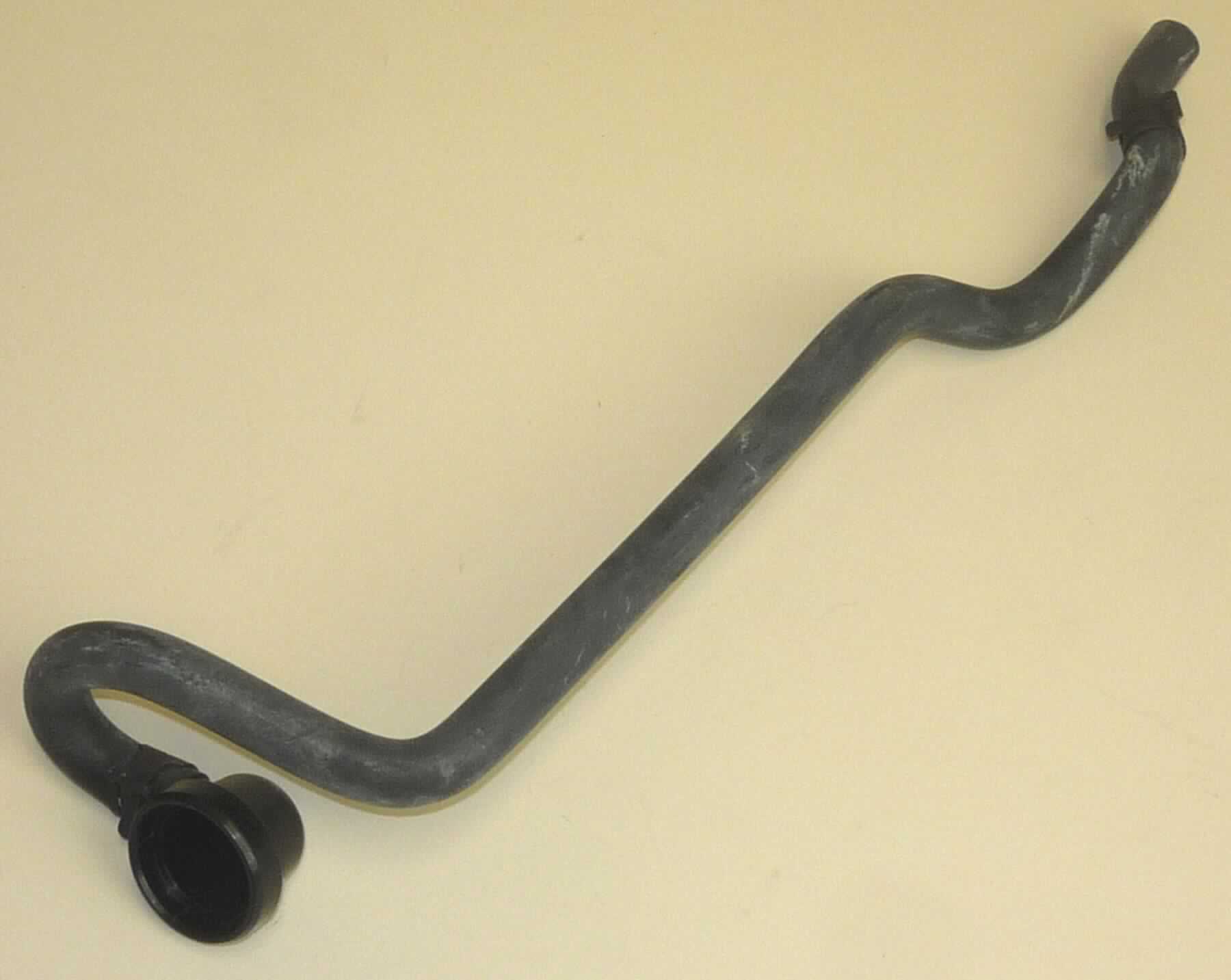 Angabe des Antragstellers: 
Ansaugleitung mit Fitting
Material: Der Schlauch besteht aus EPDM, das Fitting aus Polyamid 6.6

Untersuchungsergebnisse an einem Warenmuster:
Speziell gekrümmter Schlauch aus einem schwarzen, elastischen Material (Innendurchmesser: ca. 1 cm). Der Schlauch ist mit zwei Metallklammern und einseitig mit einem eingesteckten Formstück aus schwarzem Kunststoff versehen.

Befund:
Es liegt ein Schlauch aus Weichkautschuk mit Formstücken im Sinne der Unterposition 4009 1200 vor.