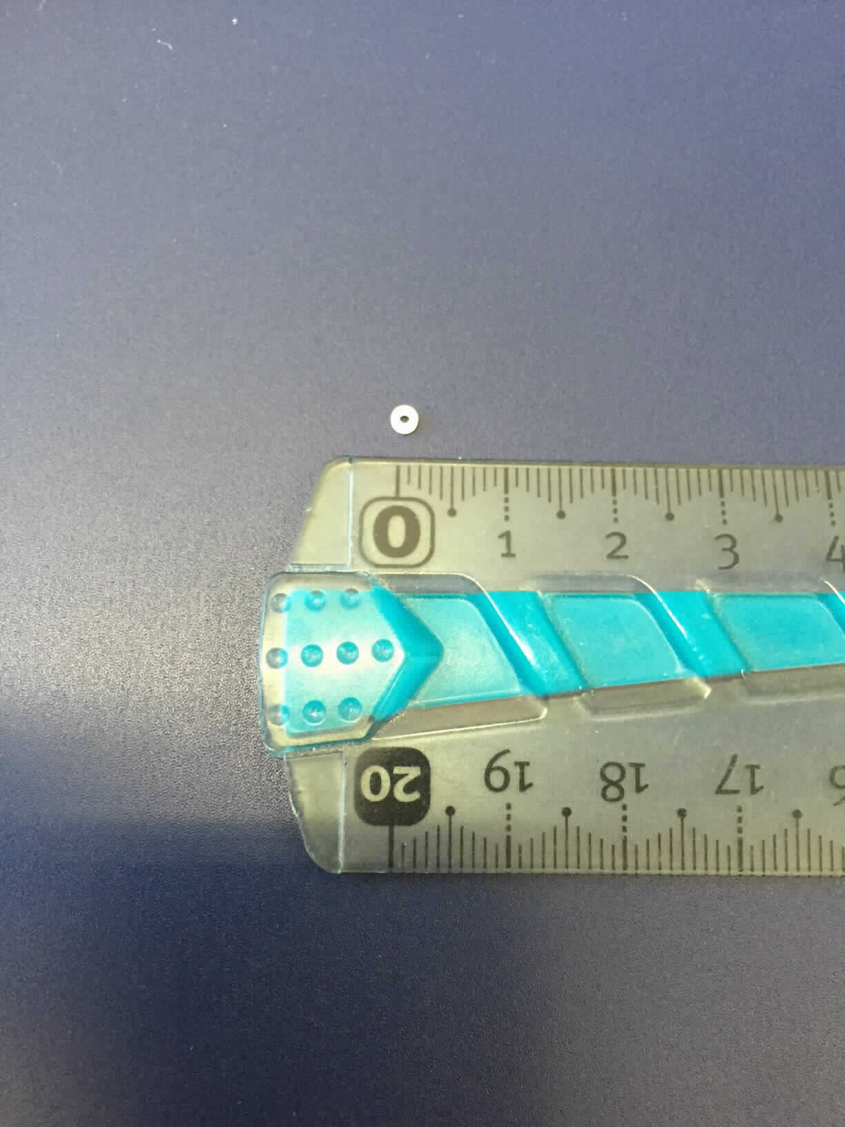Keramische Waren zu technischen Zwecken, sog. Lochsteine aus Keramik, Foto siehe Anlage,
- in Form von weißen Ringen,
- mit einem Außendurchmesser von ca. 2,5 mm, einem Innendurchmesser von ca. 1 mm und einer Dicke
  von ca. 0,8 mm,
- nach vorheriger Formgebung gebrannt,
- aus anderen keramischen Stoffen als Porzellan,
- - lt. Antrag aus Zirconiumdioxid,
- lt. Antrag mit einer Vickershärte von etwa 1350 HV (entspricht einer Mohsschen Härte von weniger als 9),
- werden lt. Antrag in mechanische Messuhren eingebaut und dienen dazu, im Messwerk die Reibung der
  Triebzapfen zu reduzieren,
- stellen sich aufgrund ihrer neutralen Form nicht als erkennbare Teile oder Zubehör von hauptsächlich in
  Messuhren verwendeter Art dar.

"Keramische Waren zu technischen Zwecken, andere als aus Porzellan, mit einer Mohsschen Härte
 von weniger als 9, andere als in den Codenummer 6909 1900 15 0 bis 6909 1900 80 0 genannte"